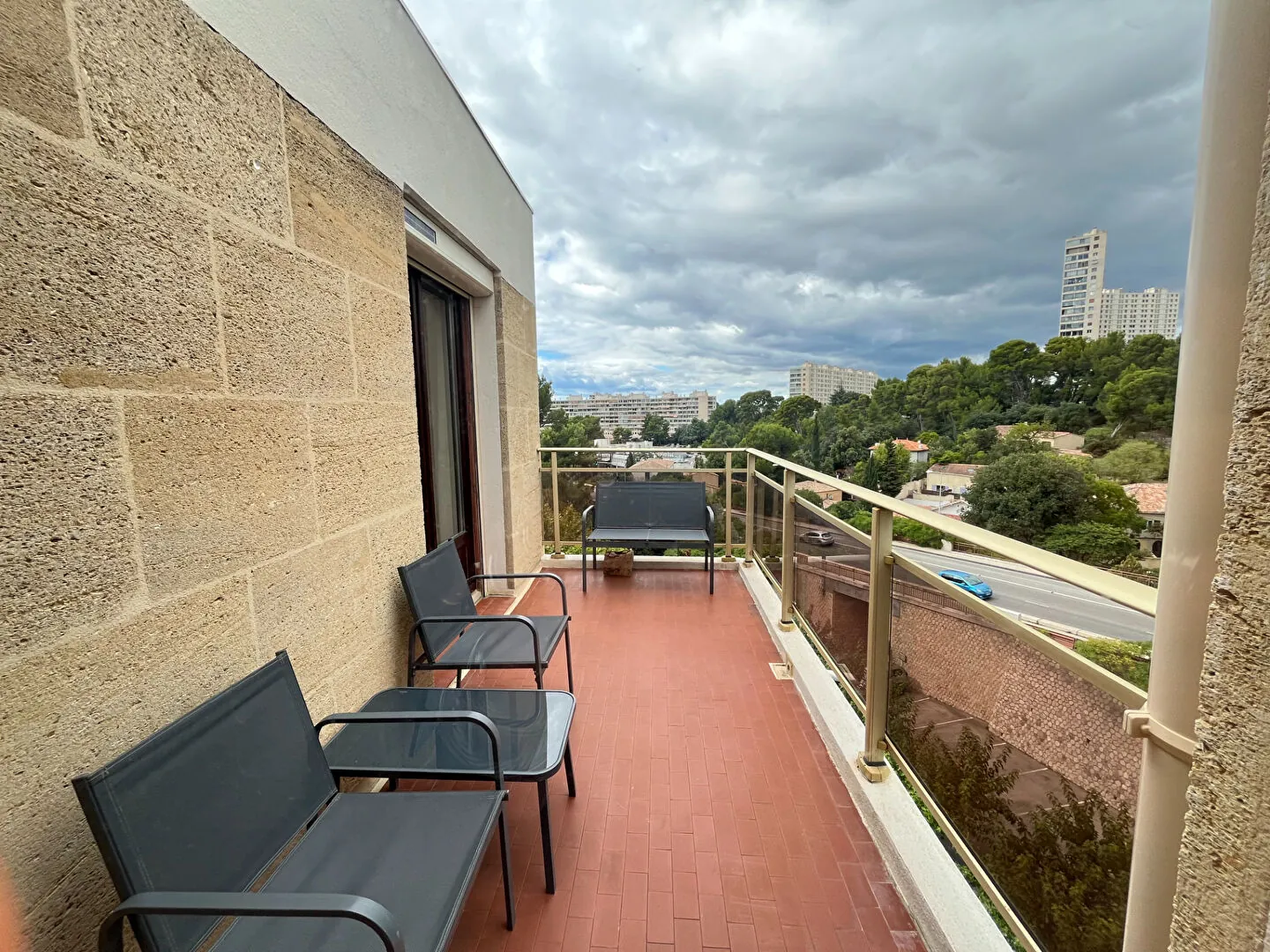 Appartement T3 lumineux de 82 m² à Marseille 13009 avec terrasse et vue dégagée 