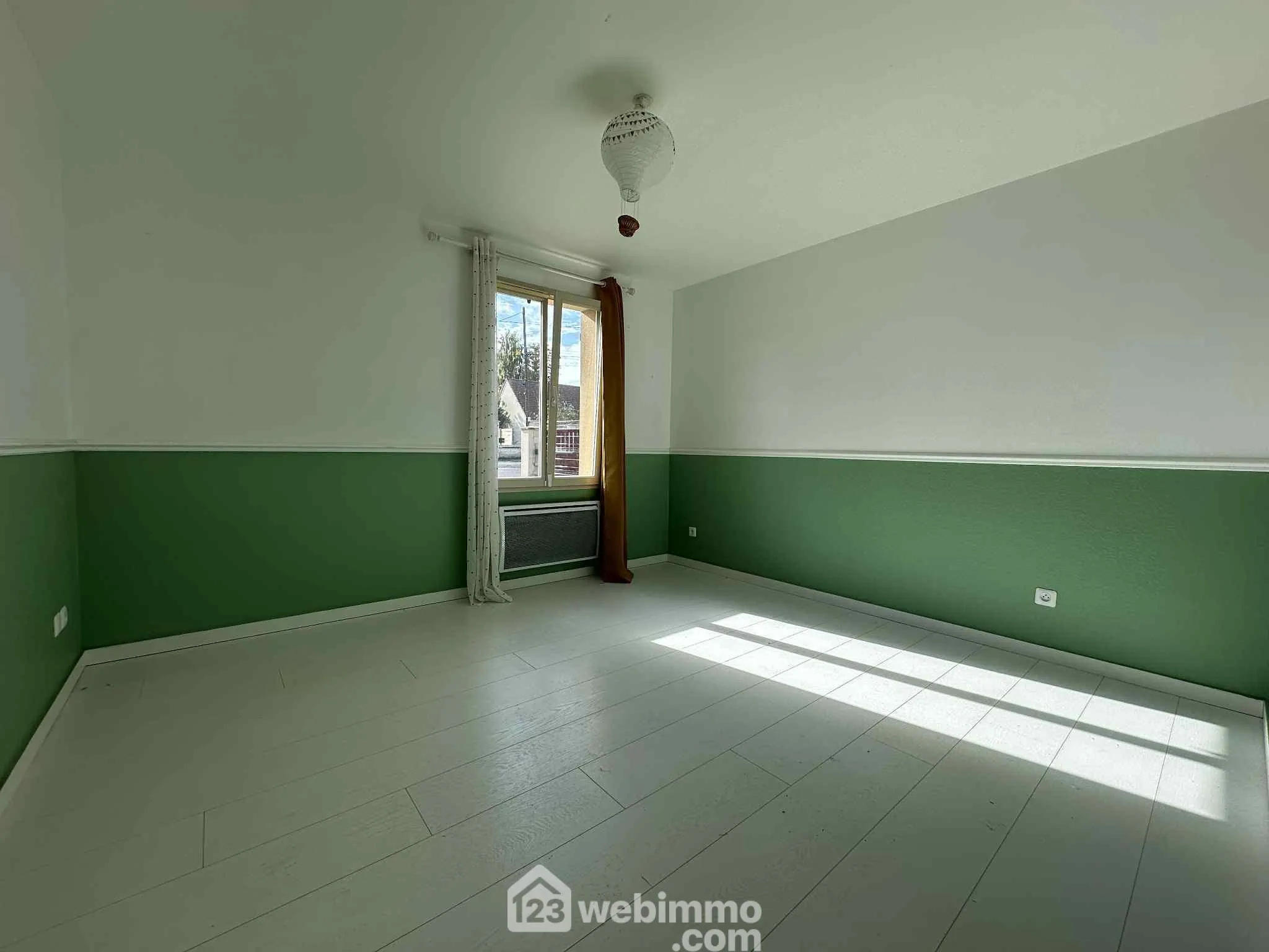 Maison de plain-pied 117 m² à Mons en Laonnois avec jardin et garage 