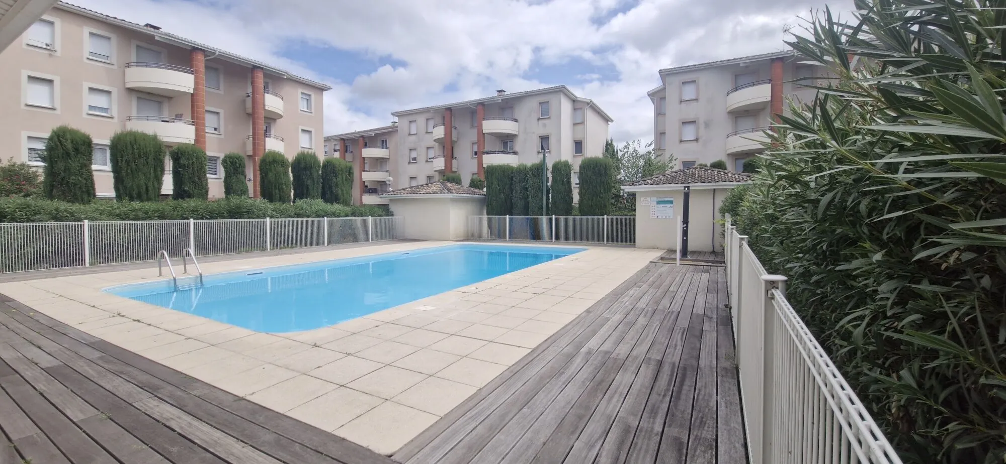 Appartement récent avec piscine et parking privé à Muret 