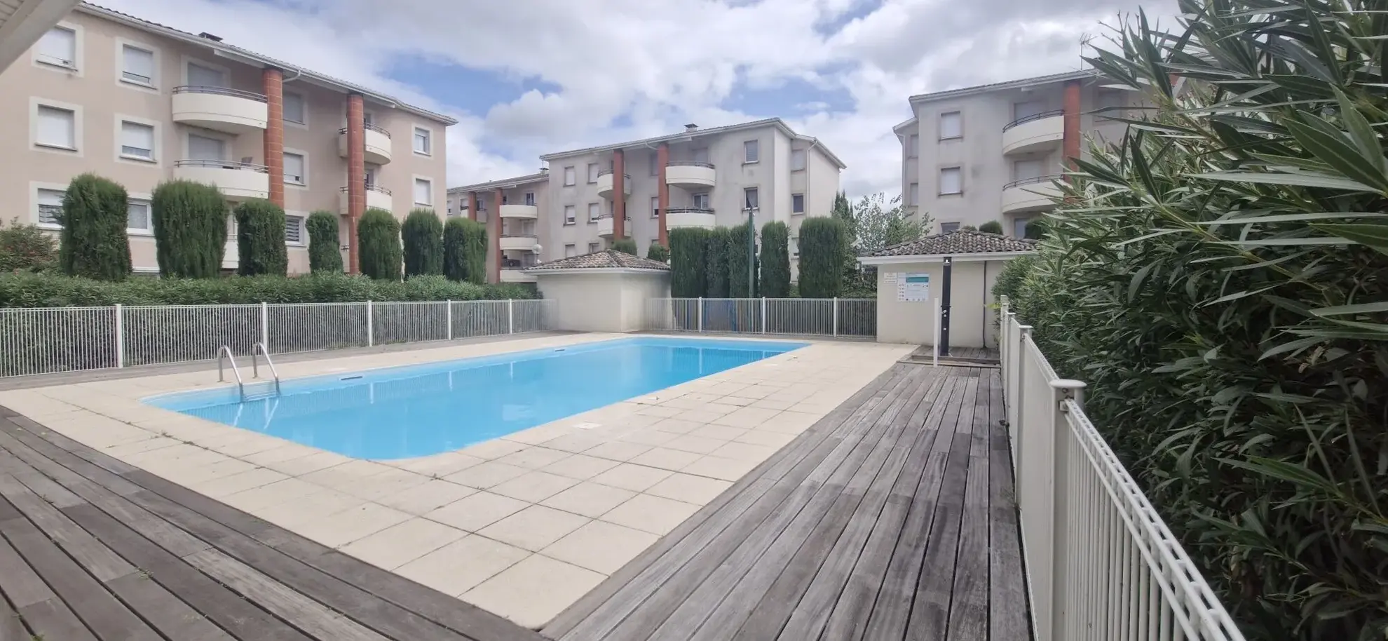 Appartement lumineux avec 2 chambres, piscine et parking privé à Muret 