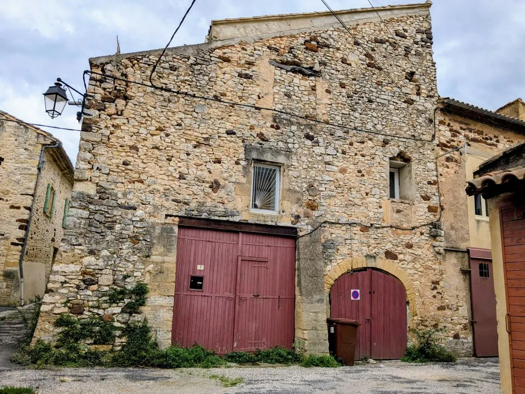 Maison en pierre avec garage à proximité du Pont du Gard, à vendre 