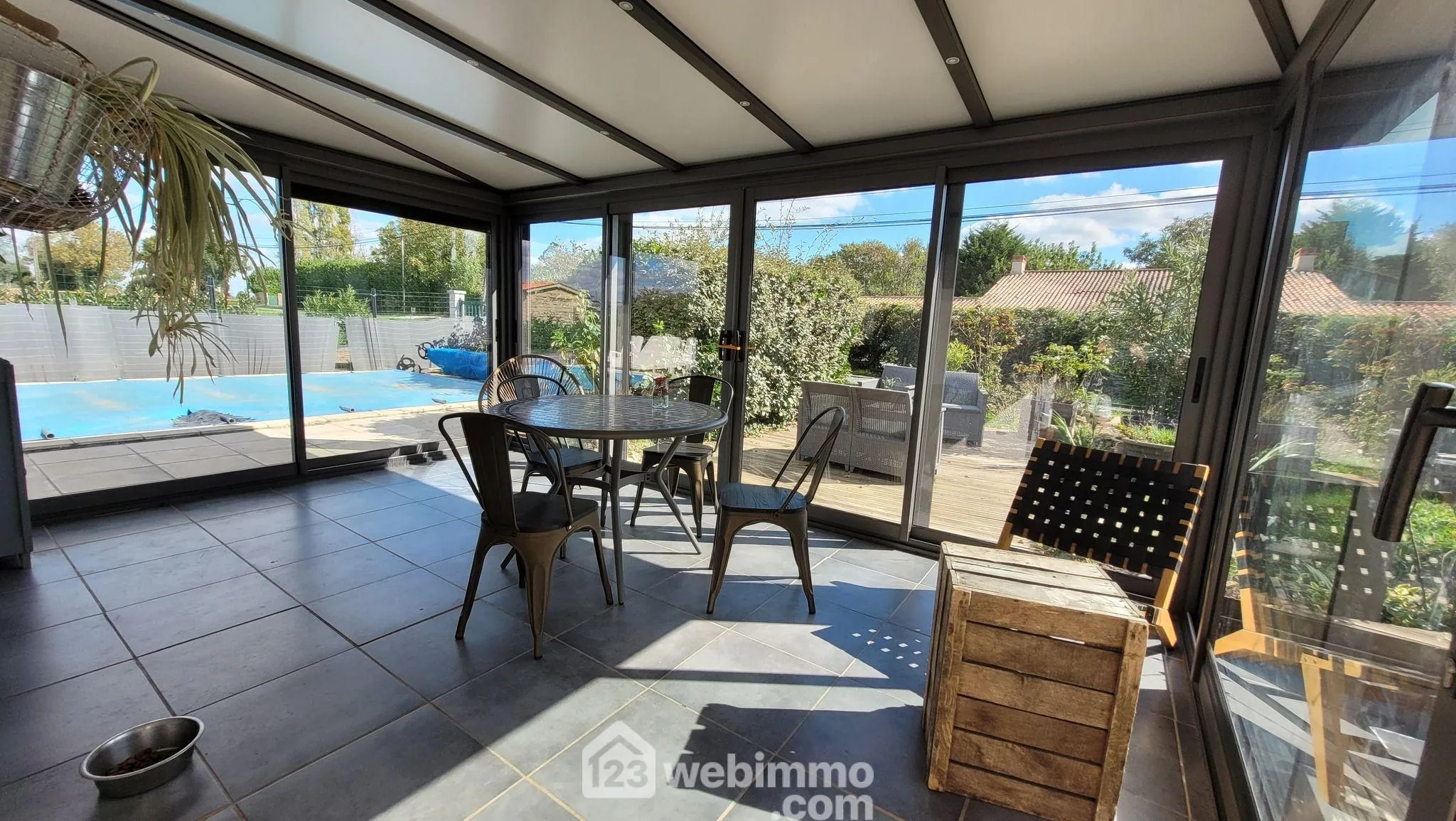 Belle maison avec piscine et grand terrain à La Jonchère