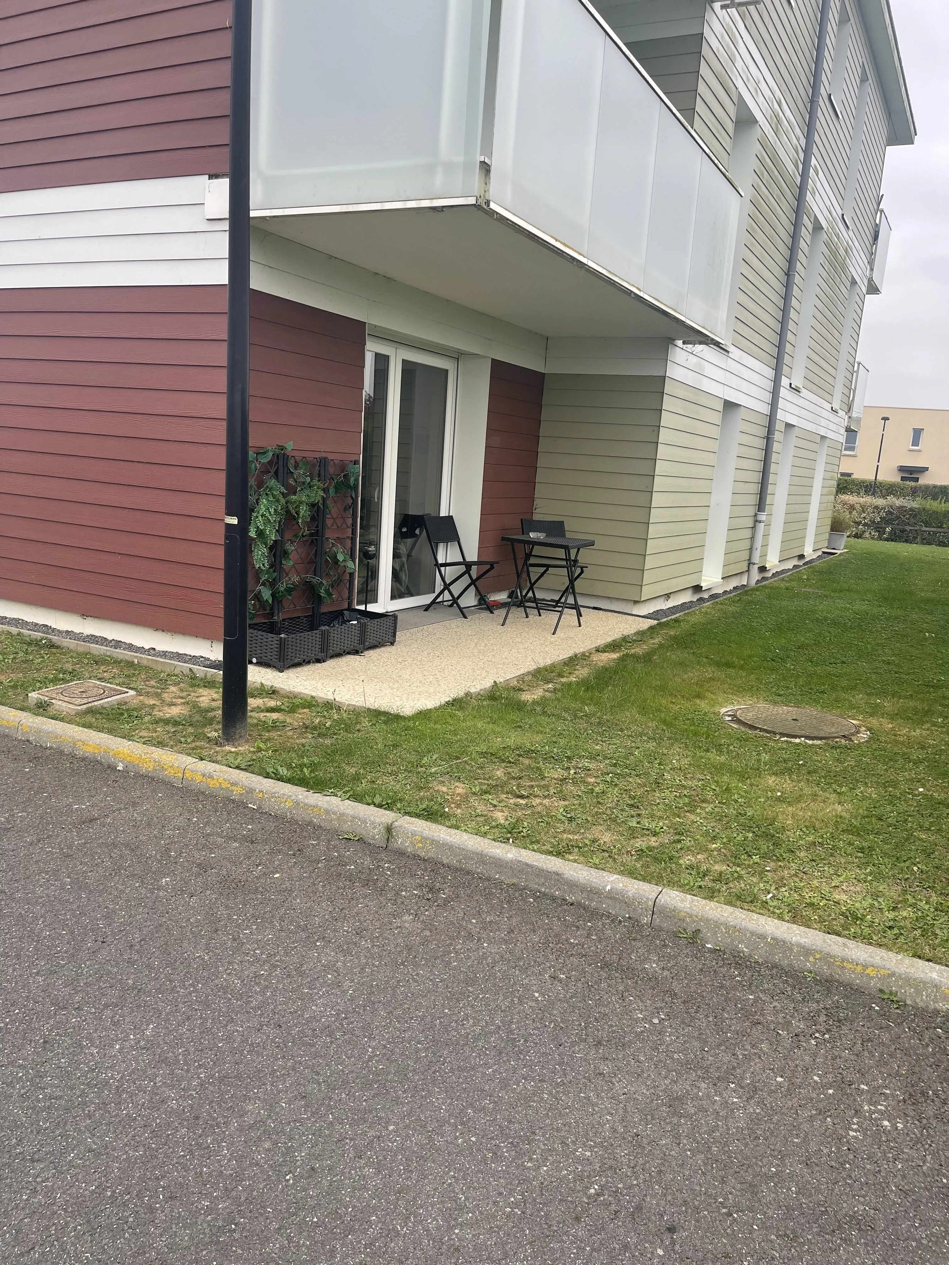 Appartement à vendre à Biéville-Beuville – 52 m², terrasse, parking, locatif en cours
