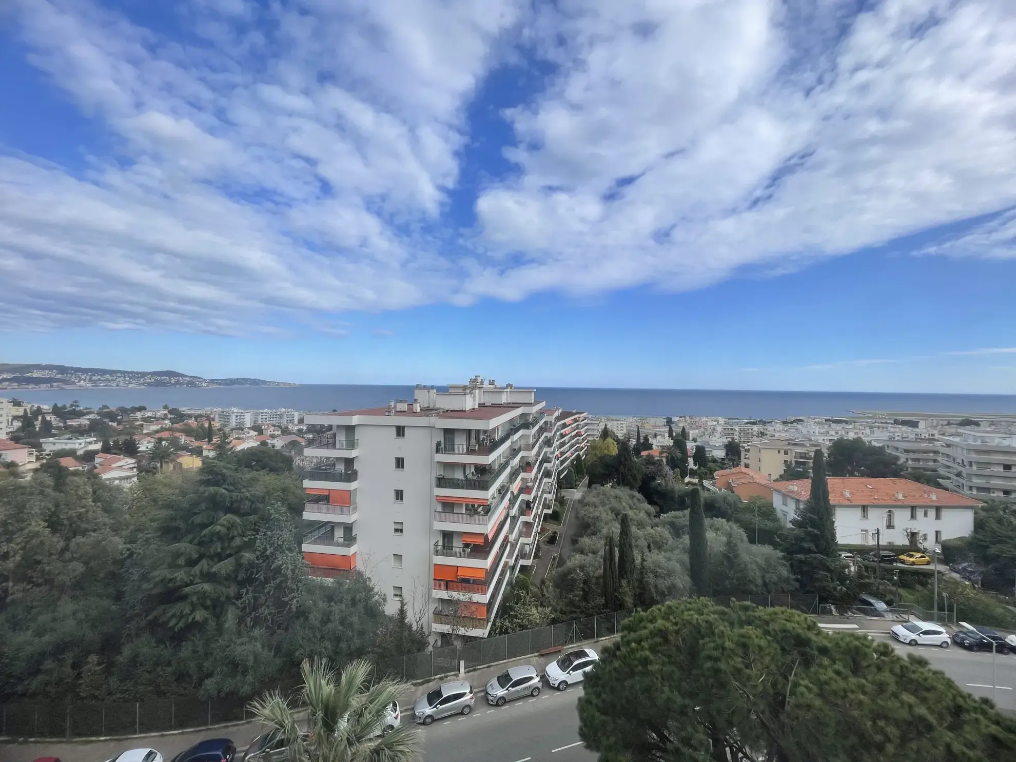 Appartement 2 pièces avec terrasse à Nice Ouest - Opportunité à rénover