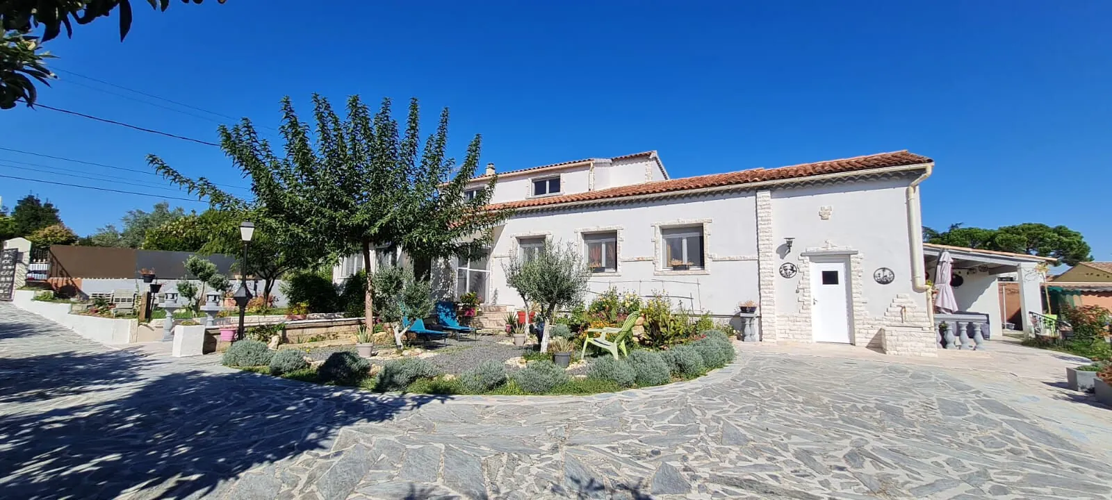 Maison récente avec 4 chambres, jardin arboré et piscine potentielle à Saint Paul Trois Châteaux 