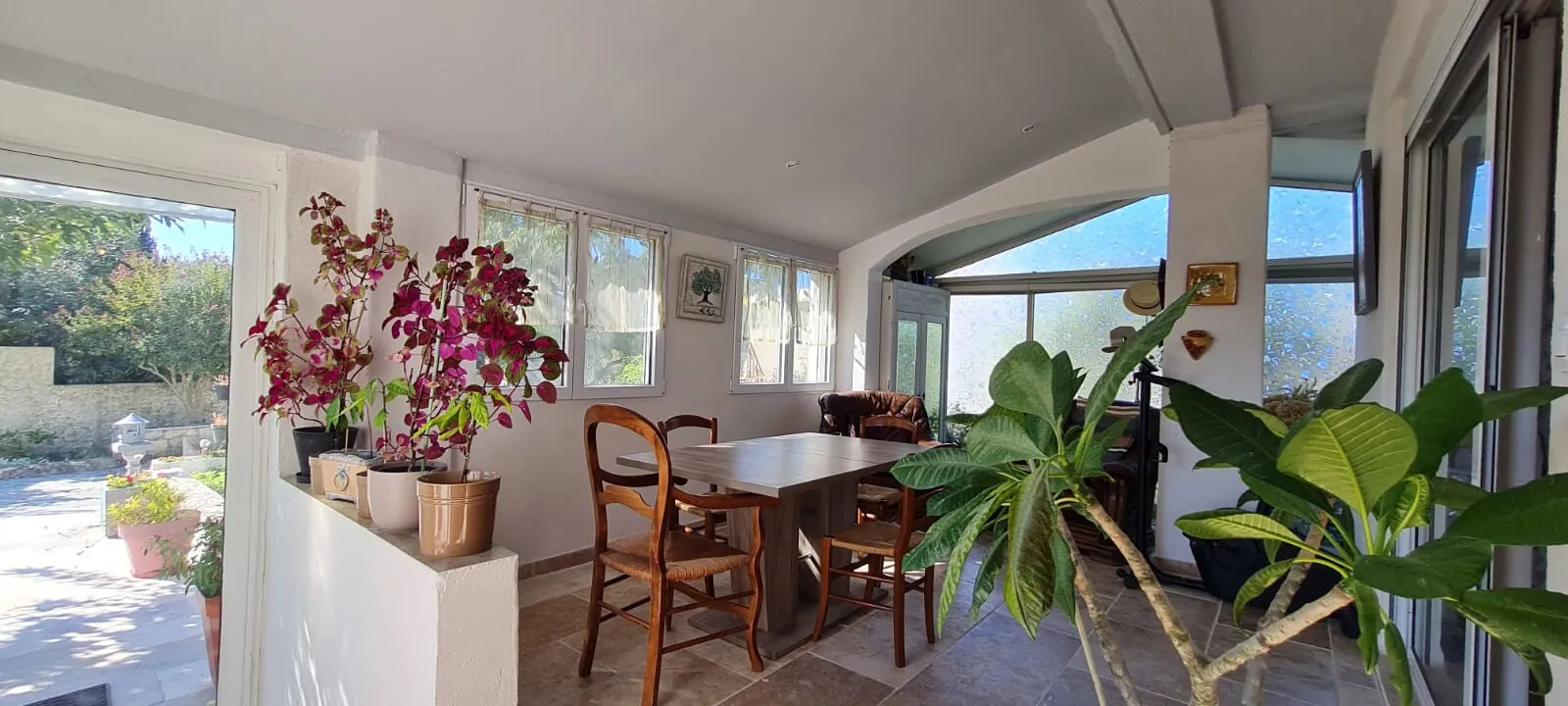 Maison récente avec 4 chambres, jardin arboré et piscine potentielle à Saint Paul Trois Châteaux 