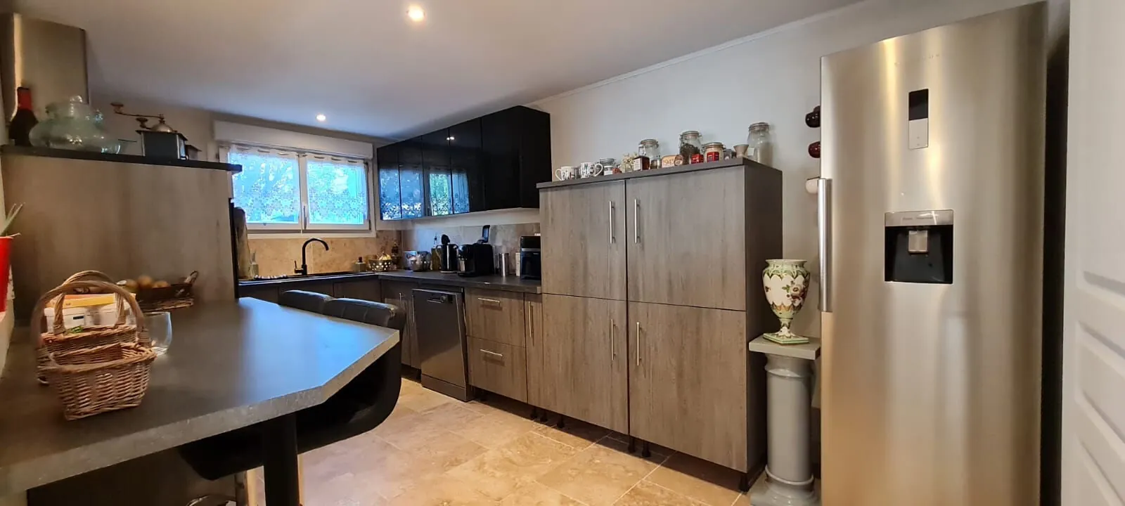 Maison récente avec 4 chambres, jardin arboré et piscine potentielle à Saint Paul Trois Châteaux 