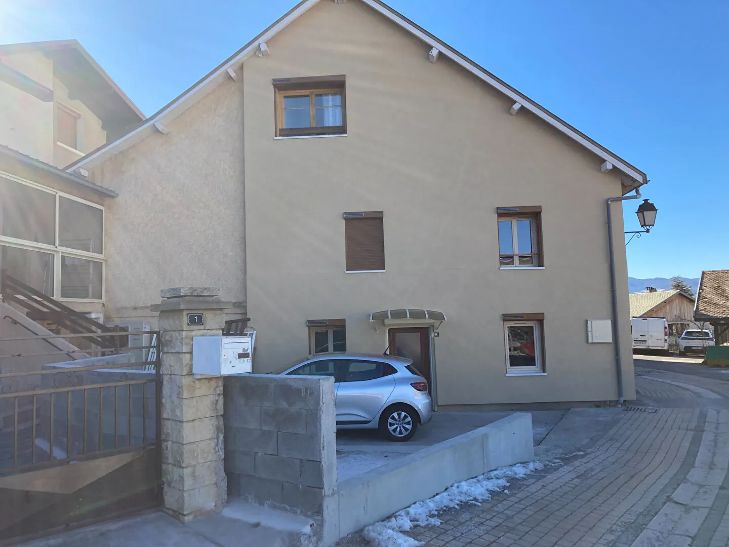 Maison de village à vendre à Savines-le-Lac avec garage et vue lac 