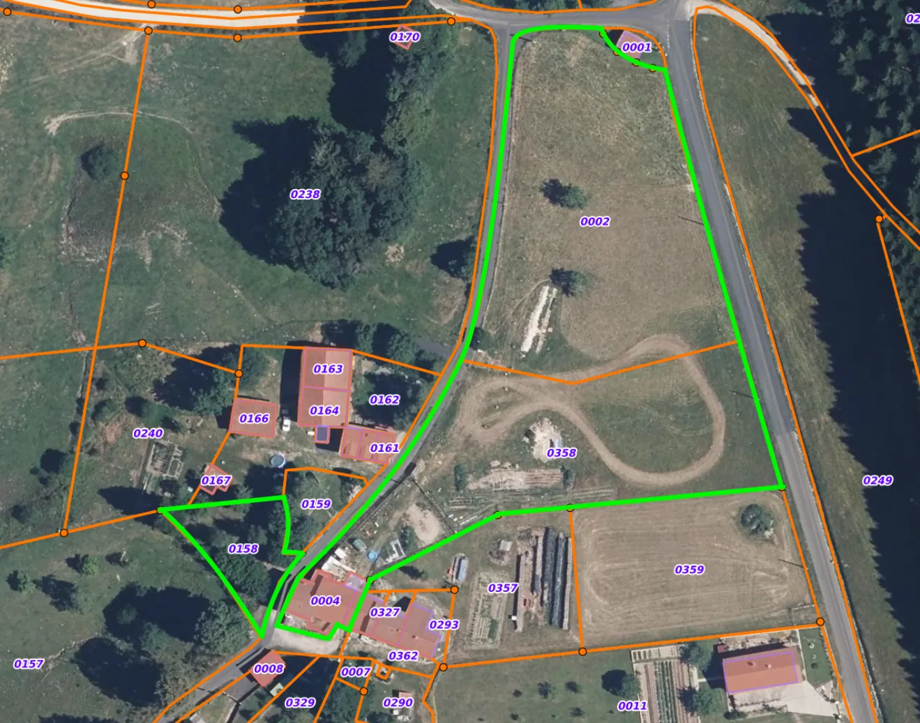 Propriété rurale en pierre avec dépendances et terrain à Saint-Pierre-La-Bourlhonne