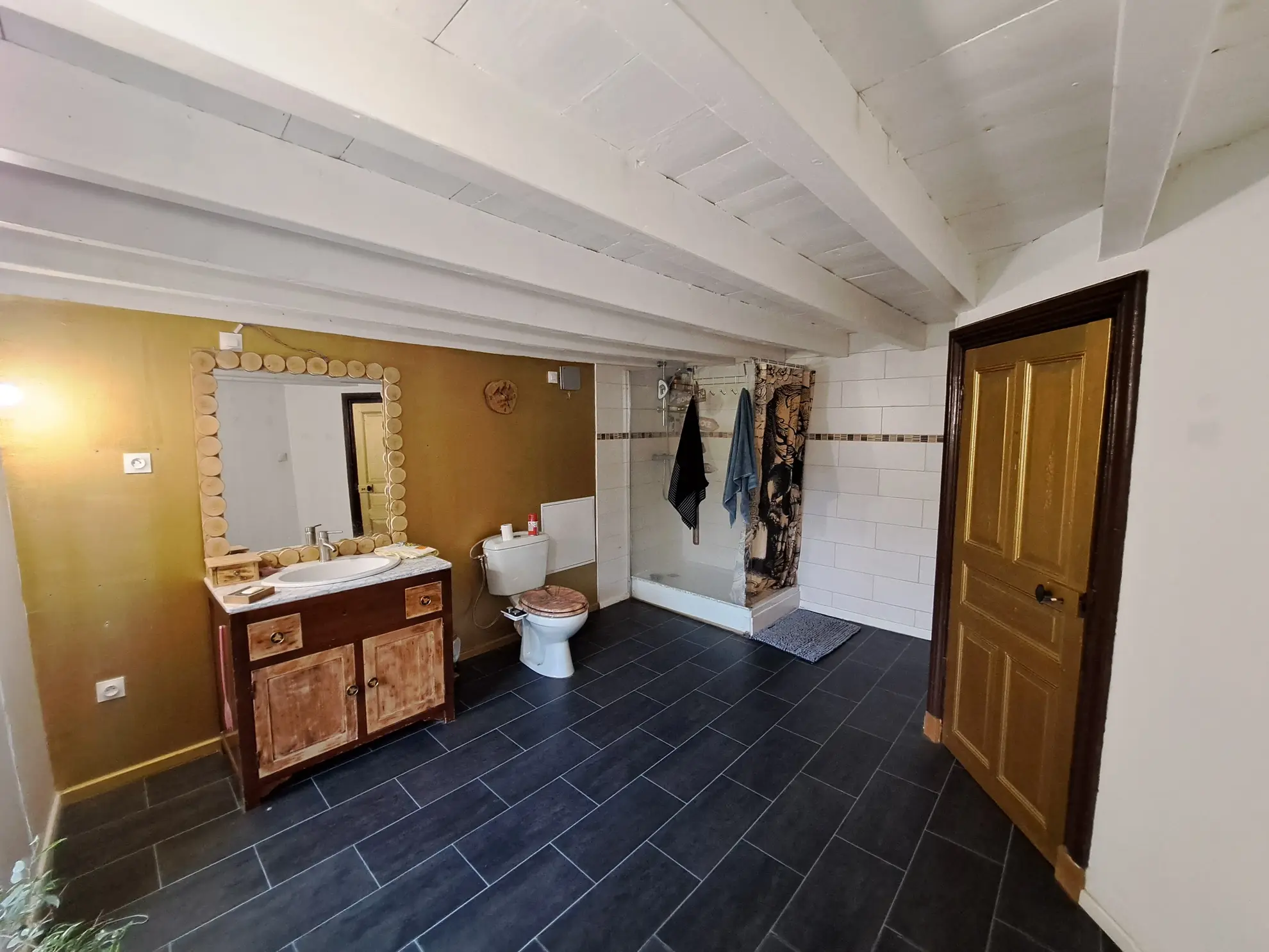 Propriété rurale en pierre avec dépendances et terrain à Saint-Pierre-La-Bourlhonne 