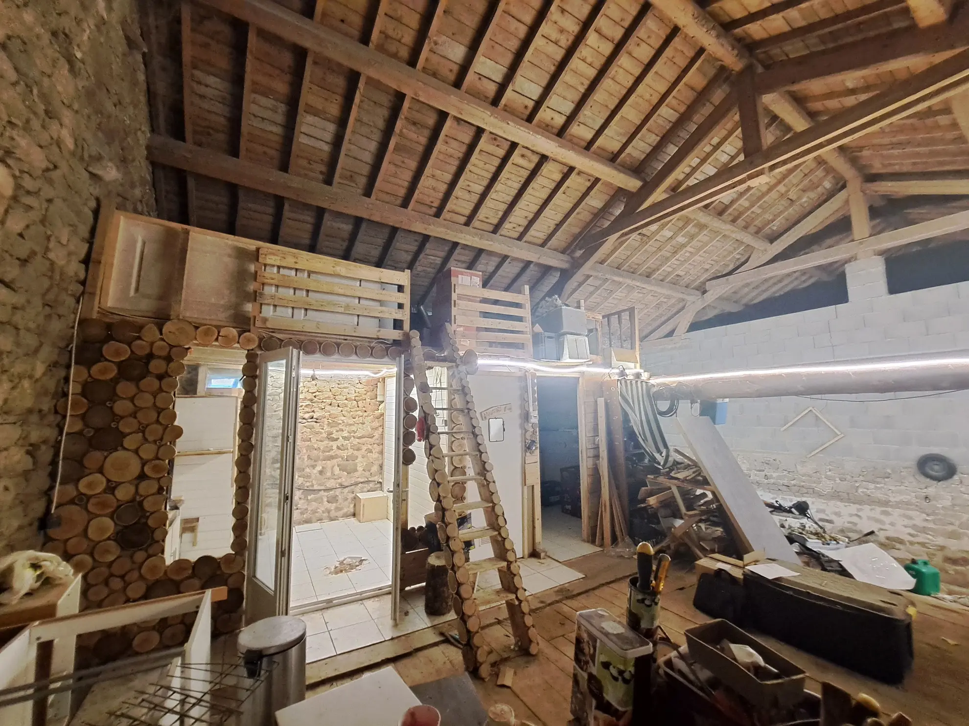 Propriété rurale en pierre avec dépendances et terrain à Saint-Pierre-La-Bourlhonne 