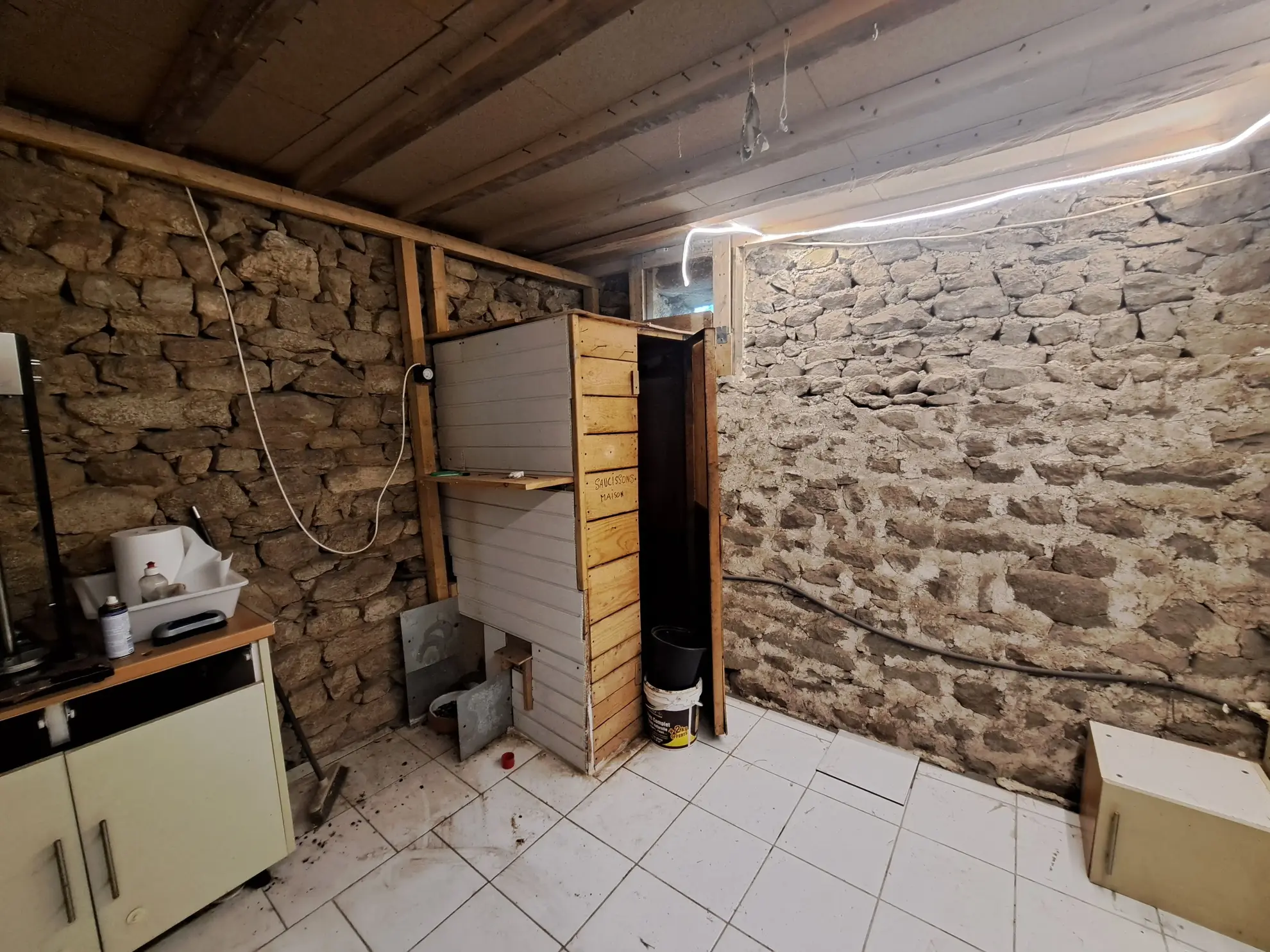 Propriété rurale en pierre avec dépendances et terrain à Saint-Pierre-La-Bourlhonne 