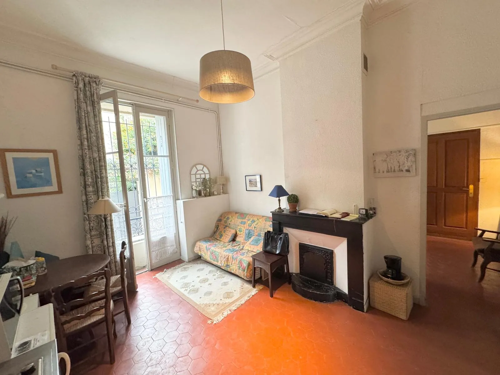 Appartement 4 pièces rénovable avec terrasse et cave à Nîmes 