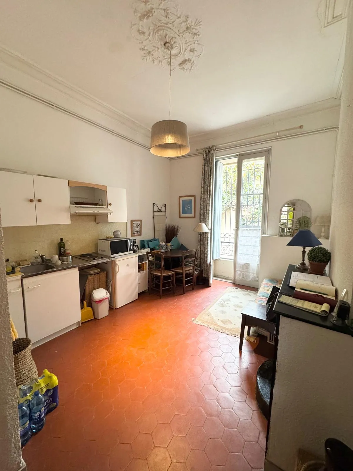 Appartement 4 pièces rénovable avec terrasse et cave à Nîmes 