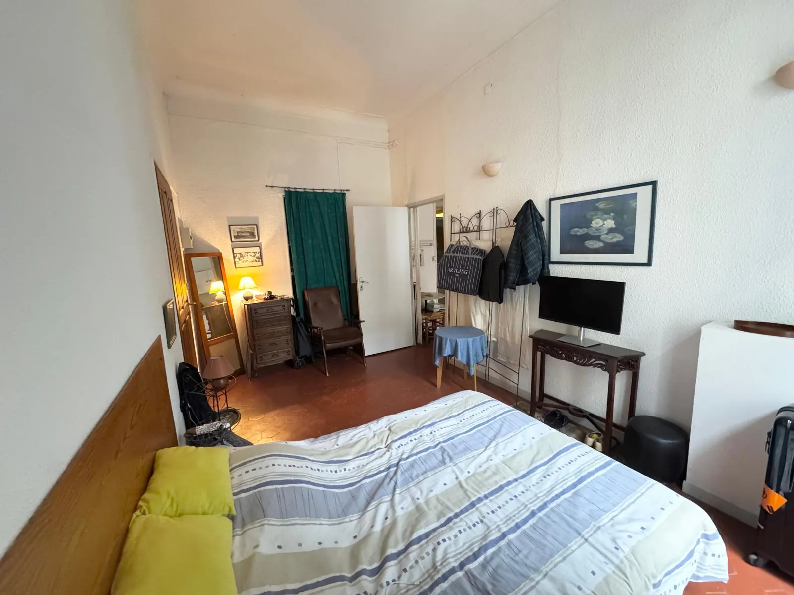 Appartement 4 pièces rénovable avec terrasse et cave à Nîmes 