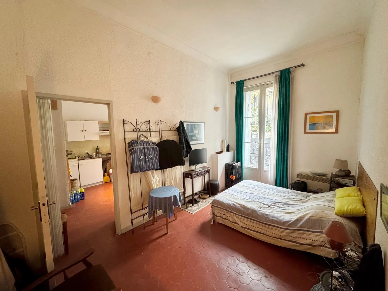 Appartement 4 pièces rénovable avec terrasse et cave à Nîmes 