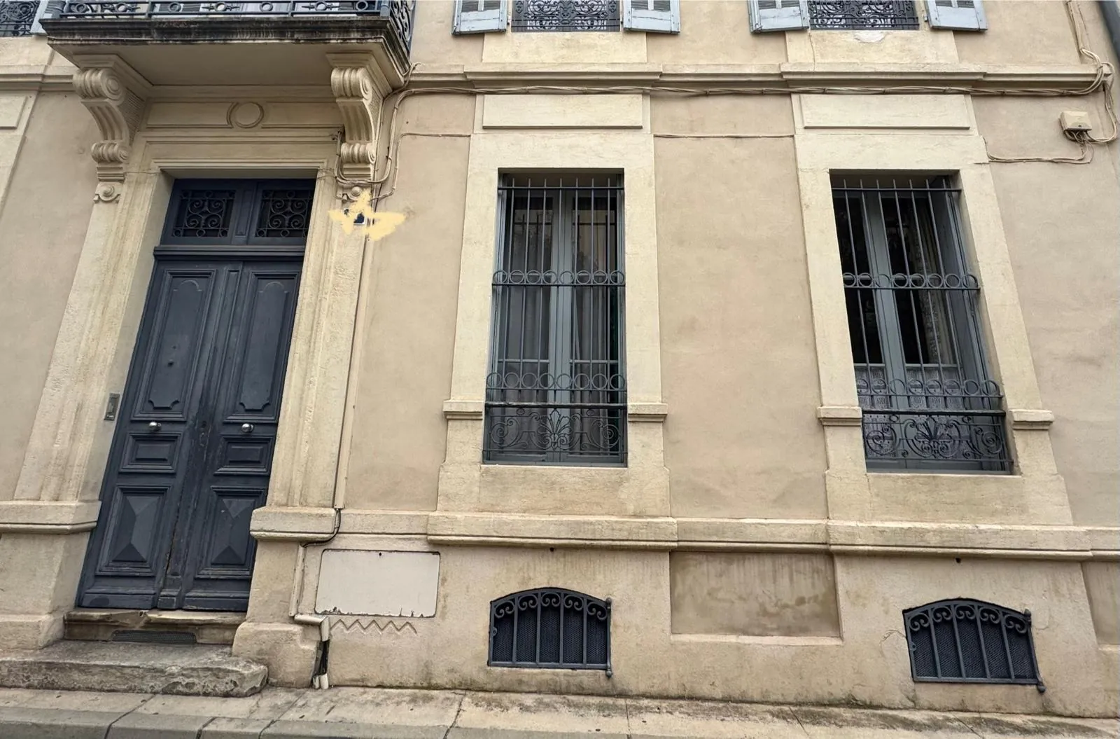 Appartement 4 pièces rénovable avec terrasse et cave à Nîmes 