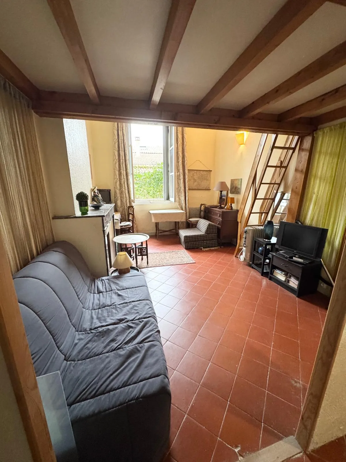 Appartement 4 pièces avec terrasse à Nîmes - Potentiel et charme 