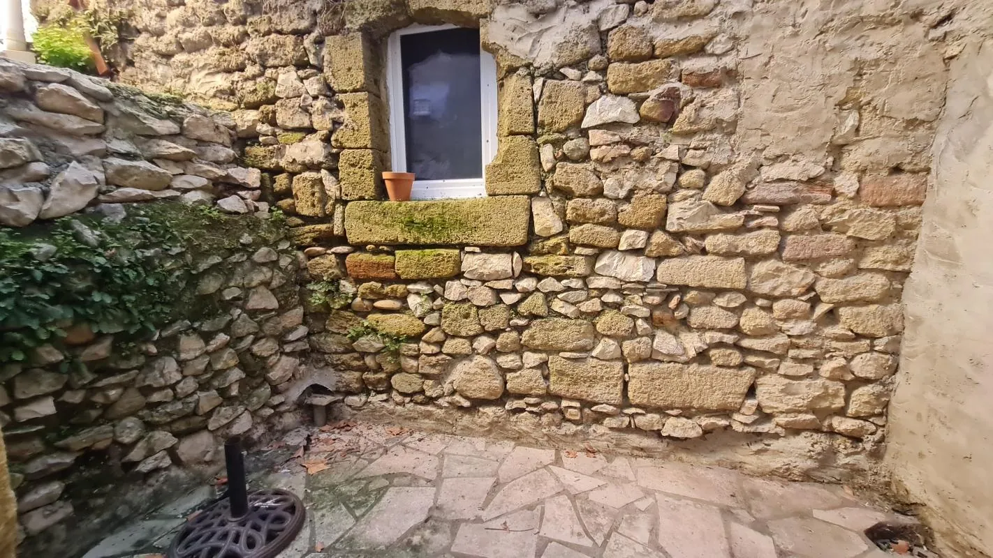 Charmante maison en pierre à Roquemaure avec terrasse et garage - Idéal primo-accédant 