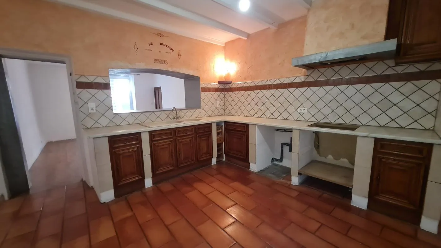 Charmante maison en pierre à Roquemaure avec terrasse et garage - Idéal primo-accédant 