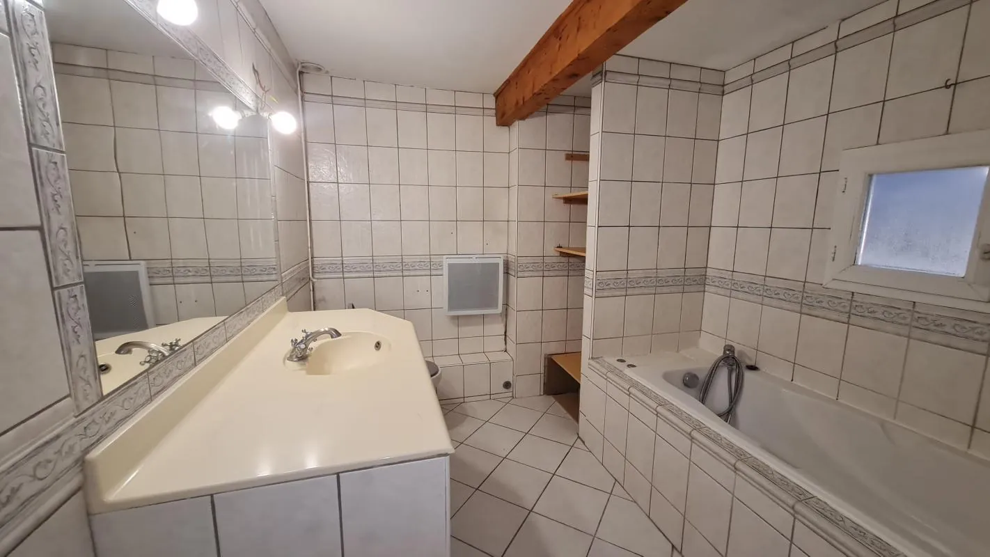 Charmante maison en pierre à Roquemaure avec terrasse et garage - Idéal primo-accédant 