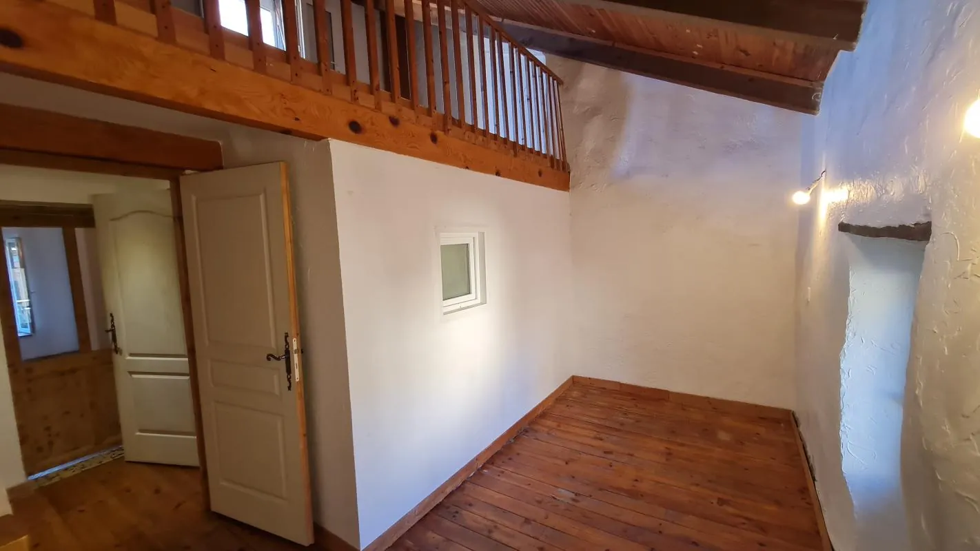 Charmante maison en pierre à Roquemaure avec terrasse et garage - Idéal primo-accédant 