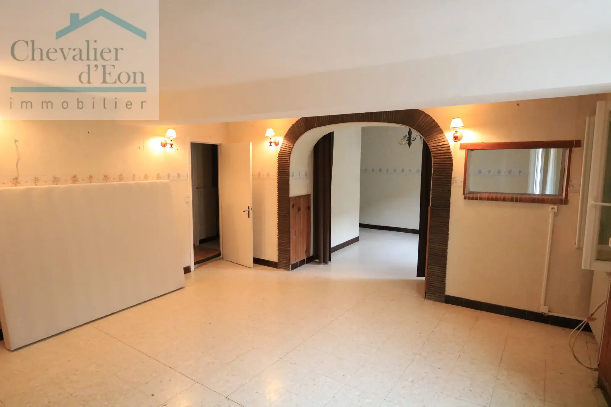 Maison de village à Tronchoy avec dépendances et cour privée – 160 m² 