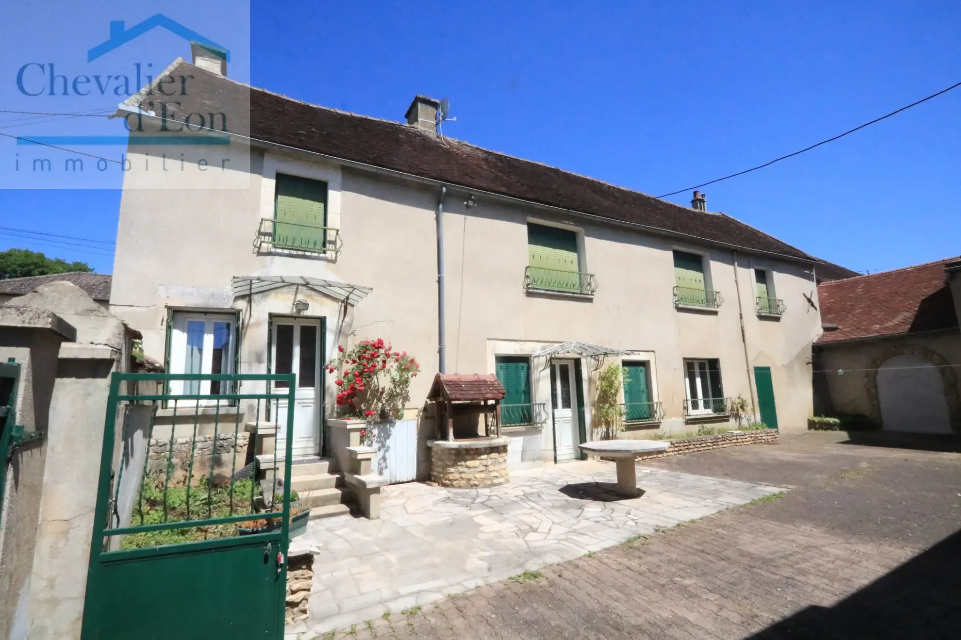 Maison de village à Tronchoy avec dépendances et cour privée – 160 m²