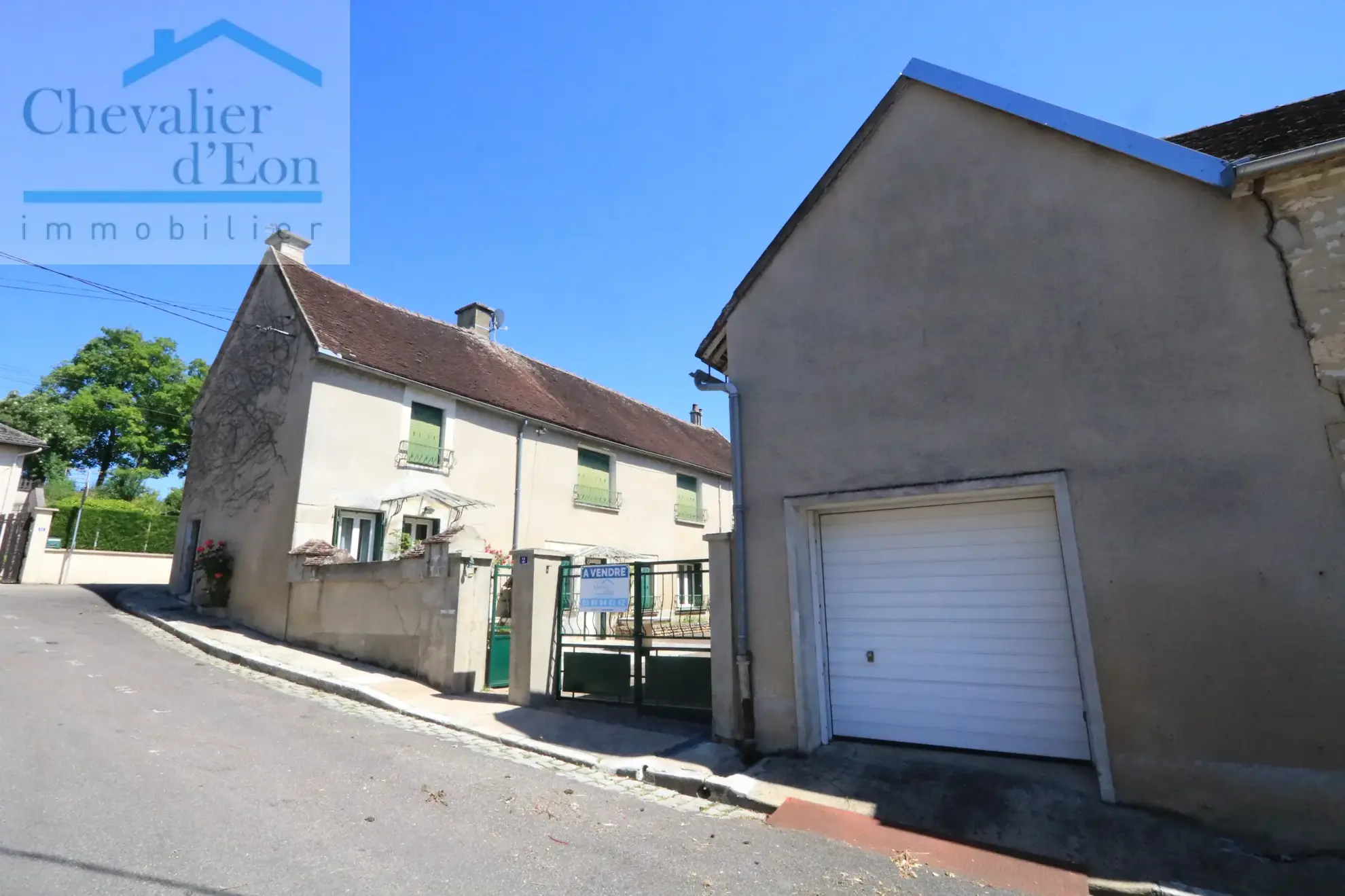 Maison de village à Tronchoy avec dépendances et cour privée – 160 m² 