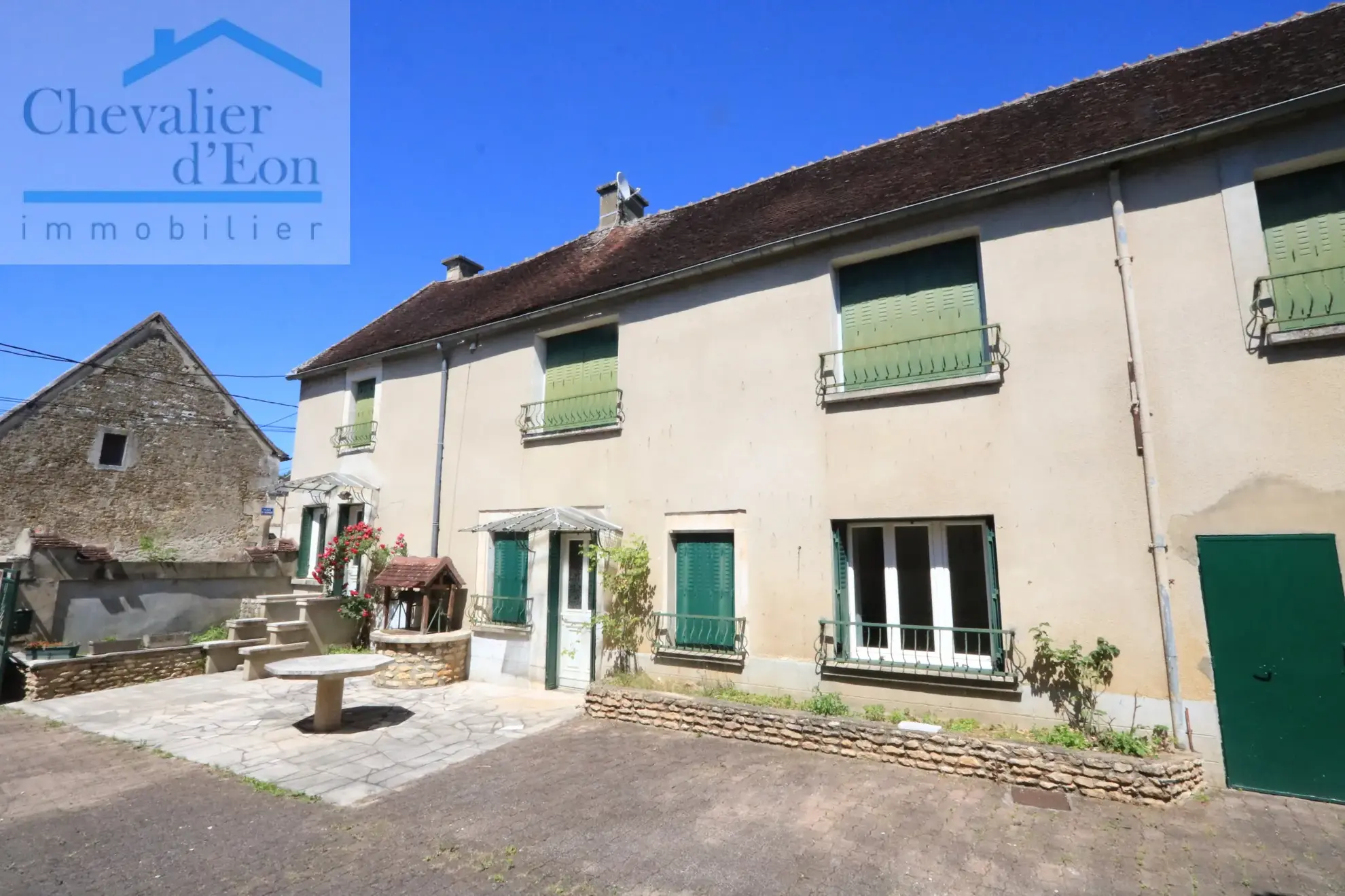 Maison de village à Tronchoy avec dépendances et cour privée – 160 m² 