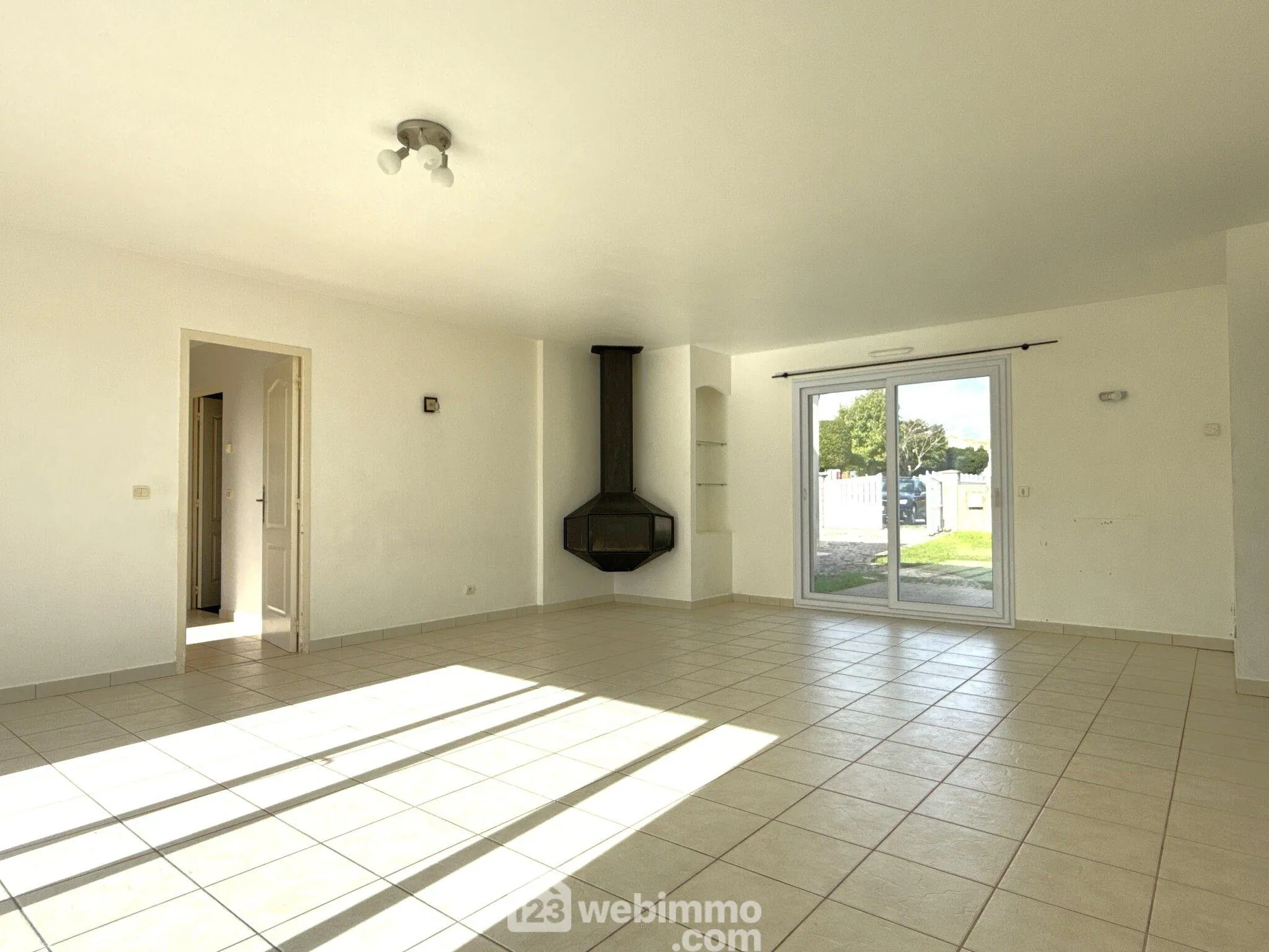 Maison individuelle de 115 m² à Quinçay avec 4 chambres et jardin clos 