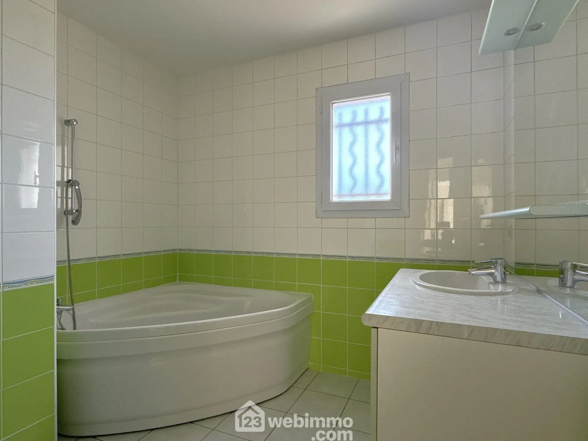 Maison individuelle de 115 m² à Quinçay avec 4 chambres et jardin clos 