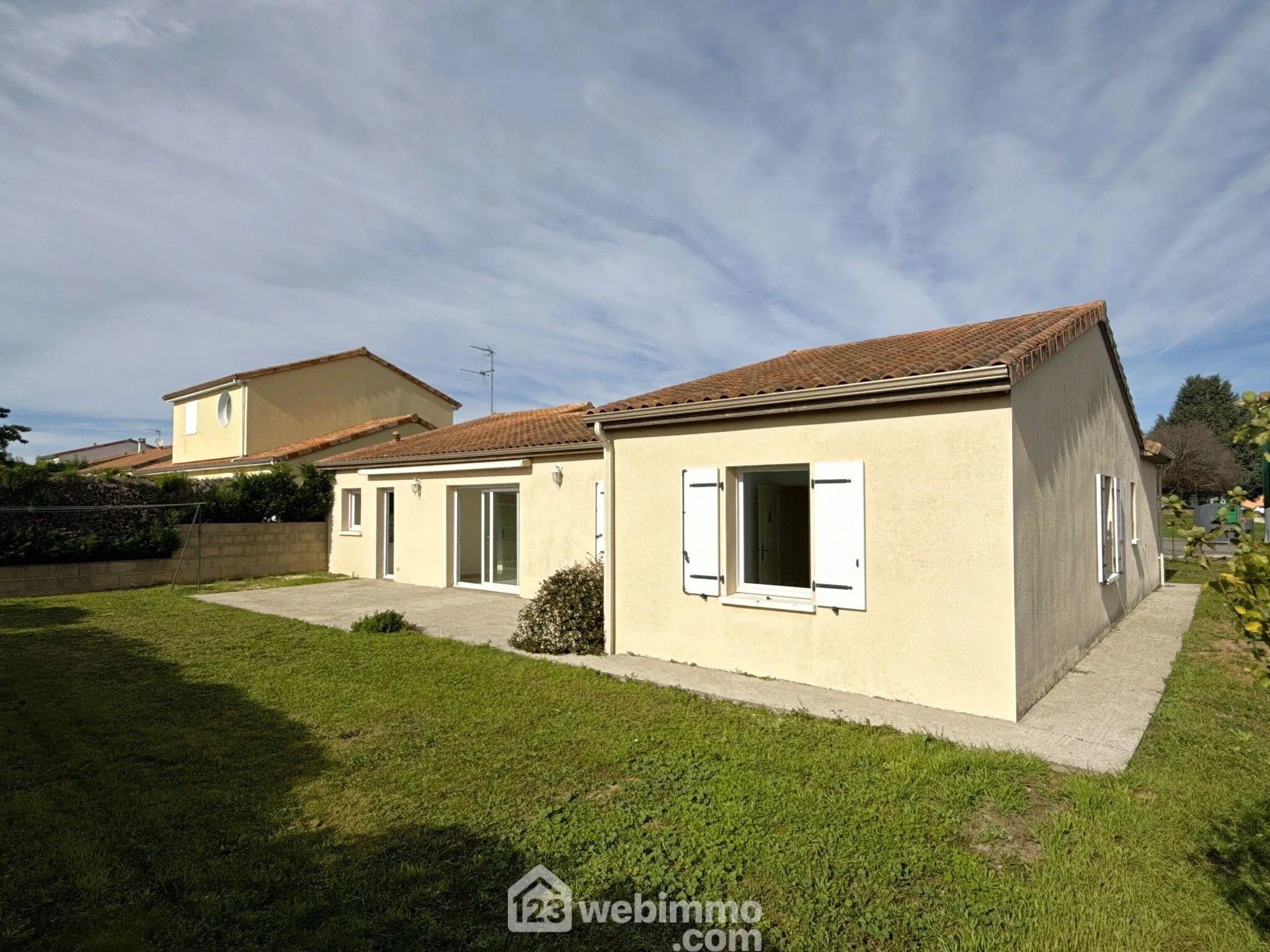 Maison individuelle de 115 m² à Quinçay avec 4 chambres et jardin clos 