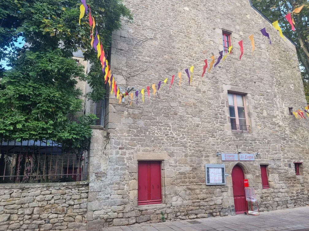 Grand studio avec mezzanine à Guérande centre historique 