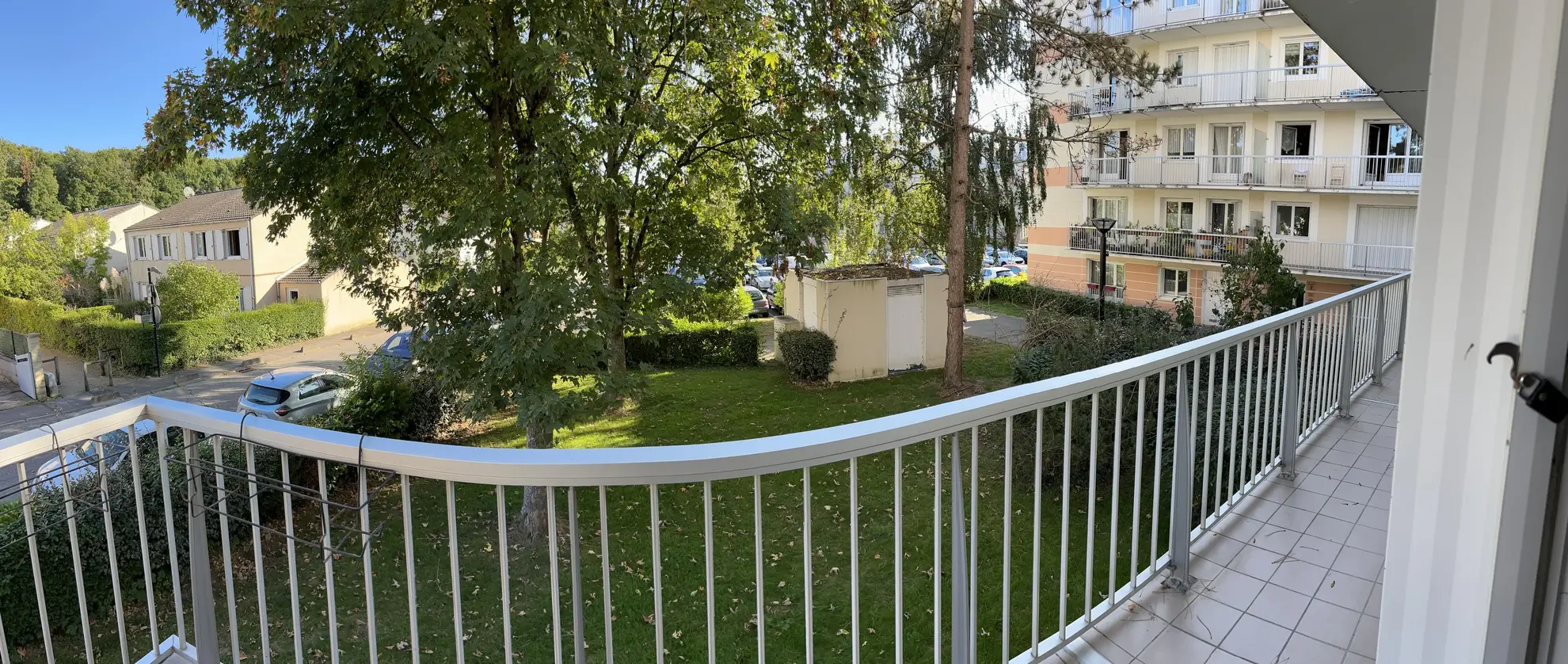 Appartement lumineux de 5 pièces à Magny-les-Hameaux avec balcon et vue dégagée 