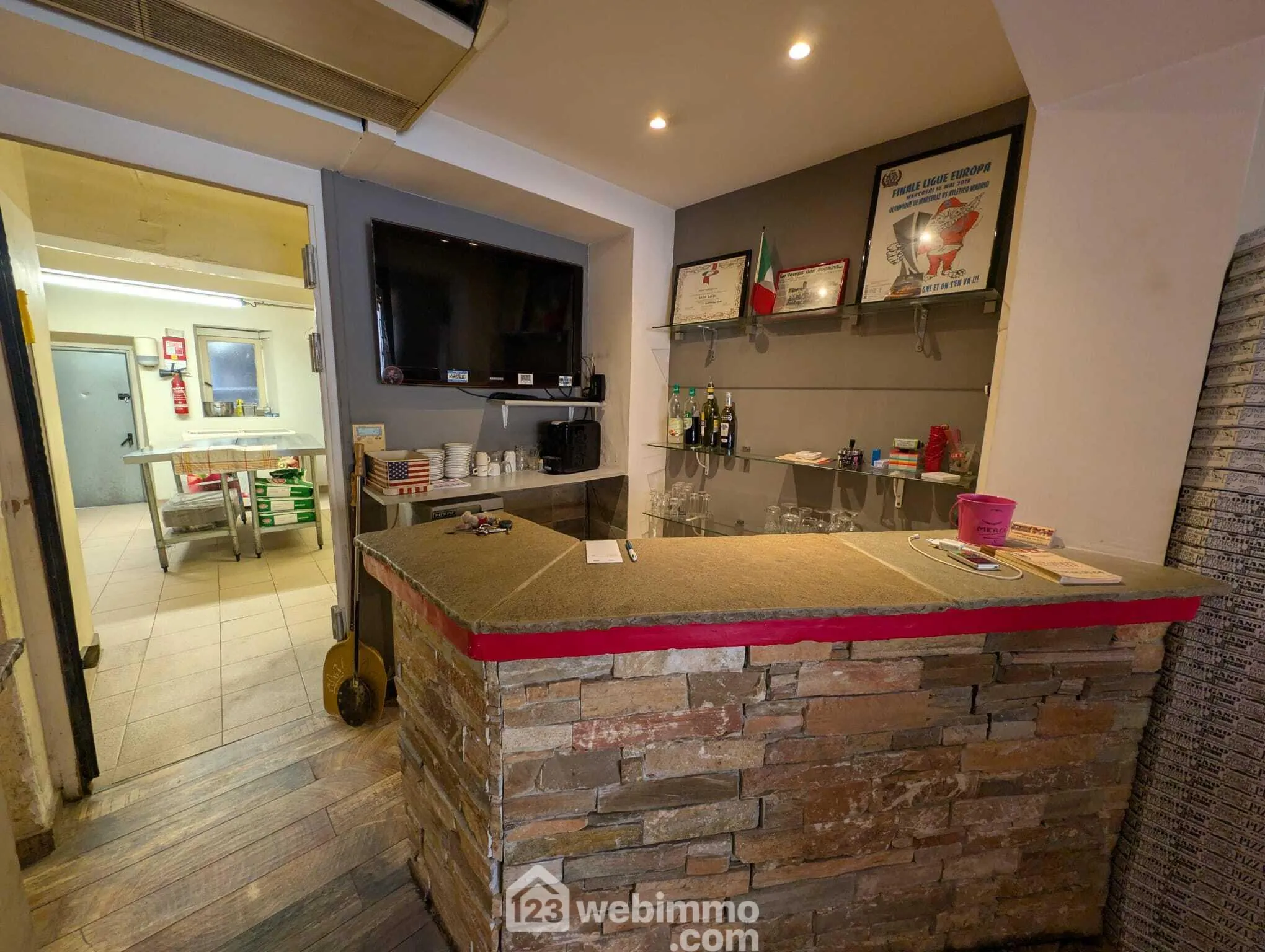 Fonds de commerce de pizzeria à vendre au Luc en Provence - 24 couverts, emplacement idéal 