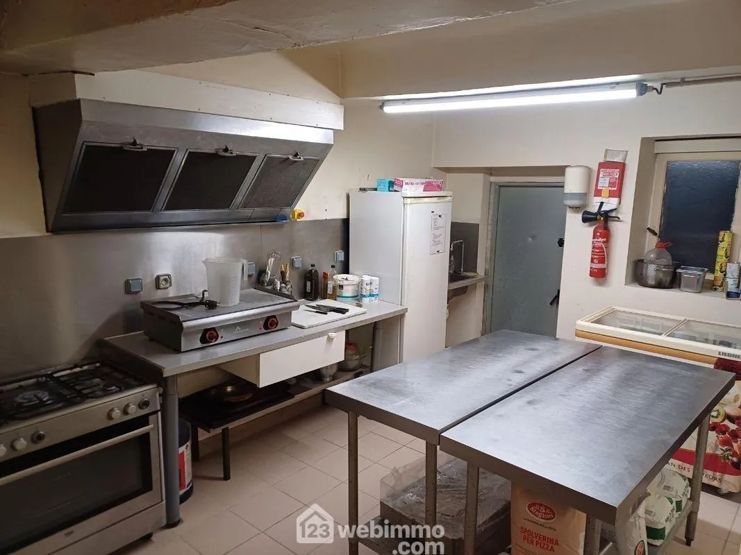Fonds de commerce de pizzeria à vendre au Luc en Provence - 24 couverts, emplacement idéal 