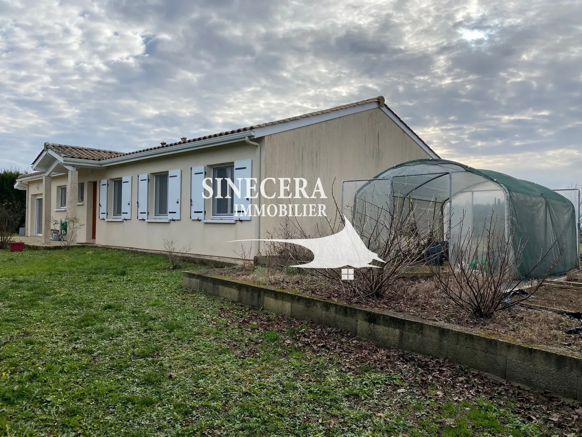 Belle maison contemporaine à Riberac avec grand terrain et garage proche commodités 