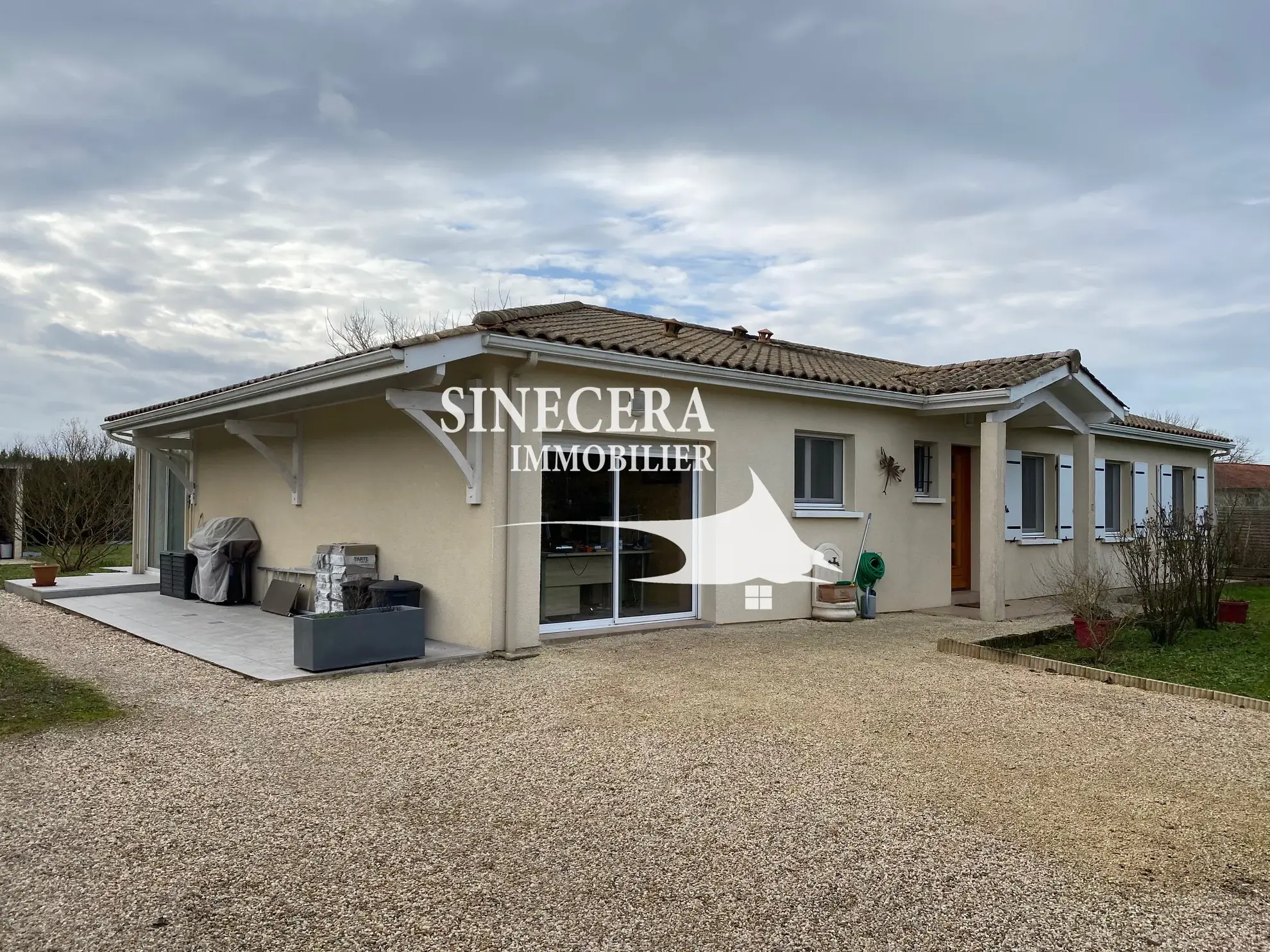 Belle maison contemporaine à Riberac avec grand terrain et garage proche commodités 