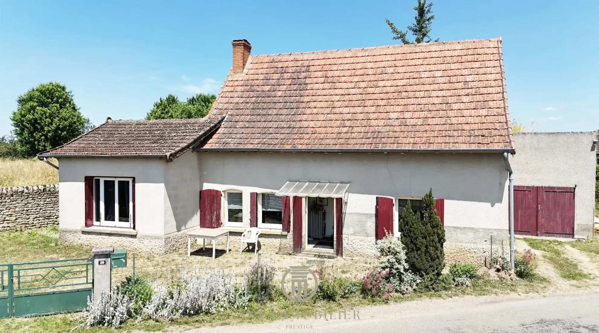 Maison de campagne à vendre à Marcigny - 2 chambres, jardin et dépendances 