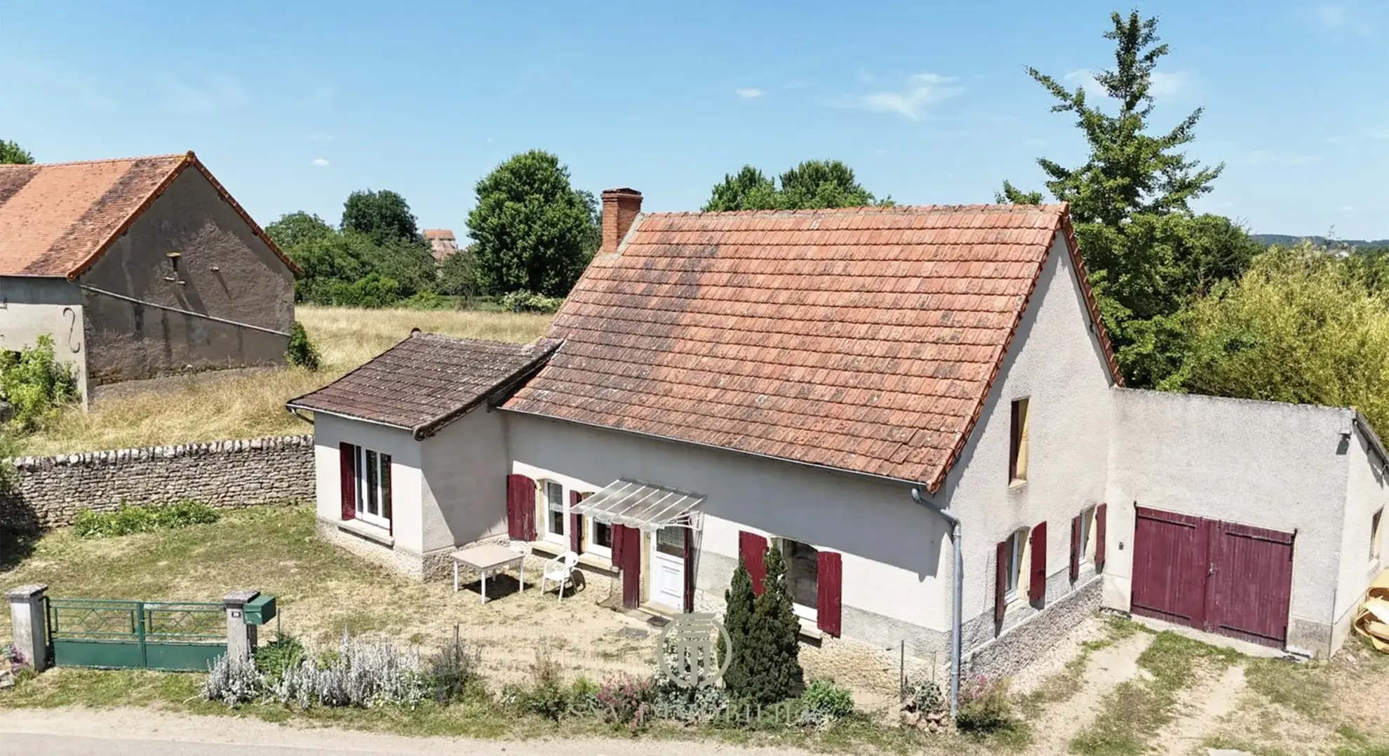 Maison de campagne à vendre à Marcigny - 2 chambres, jardin et dépendances 