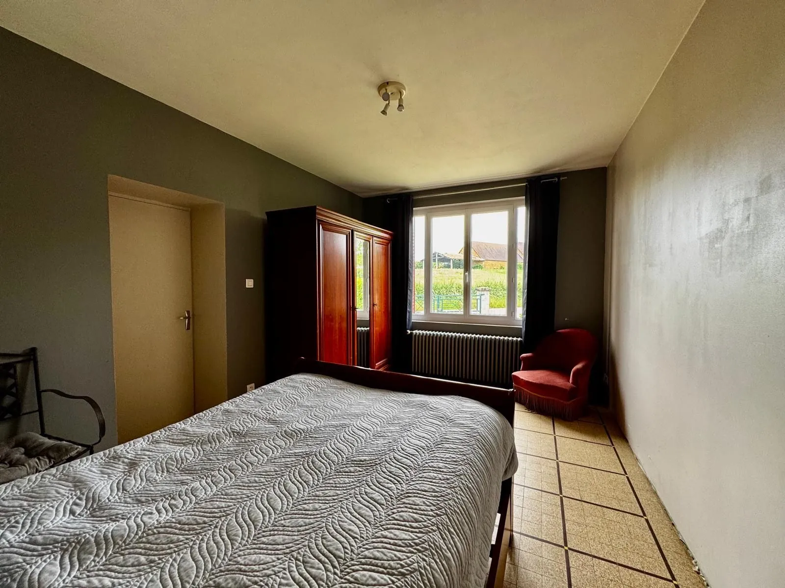 Maison de campagne à vendre à Marcigny - 2 chambres, jardin et dépendances 