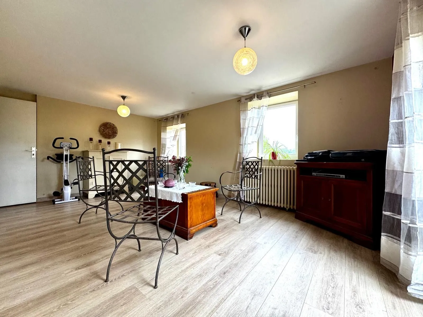 Maison de campagne à vendre à Marcigny - 2 chambres, jardin et dépendances 