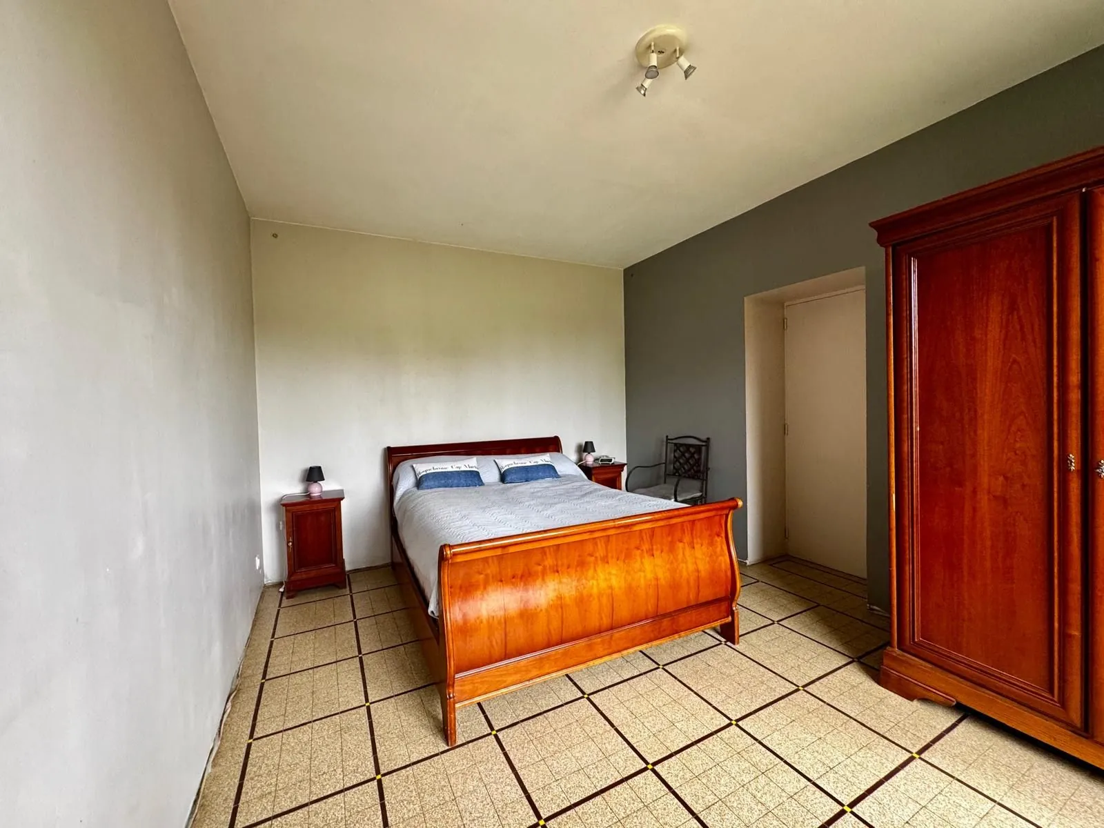 Maison de campagne à vendre à Marcigny - 2 chambres, jardin et dépendances 