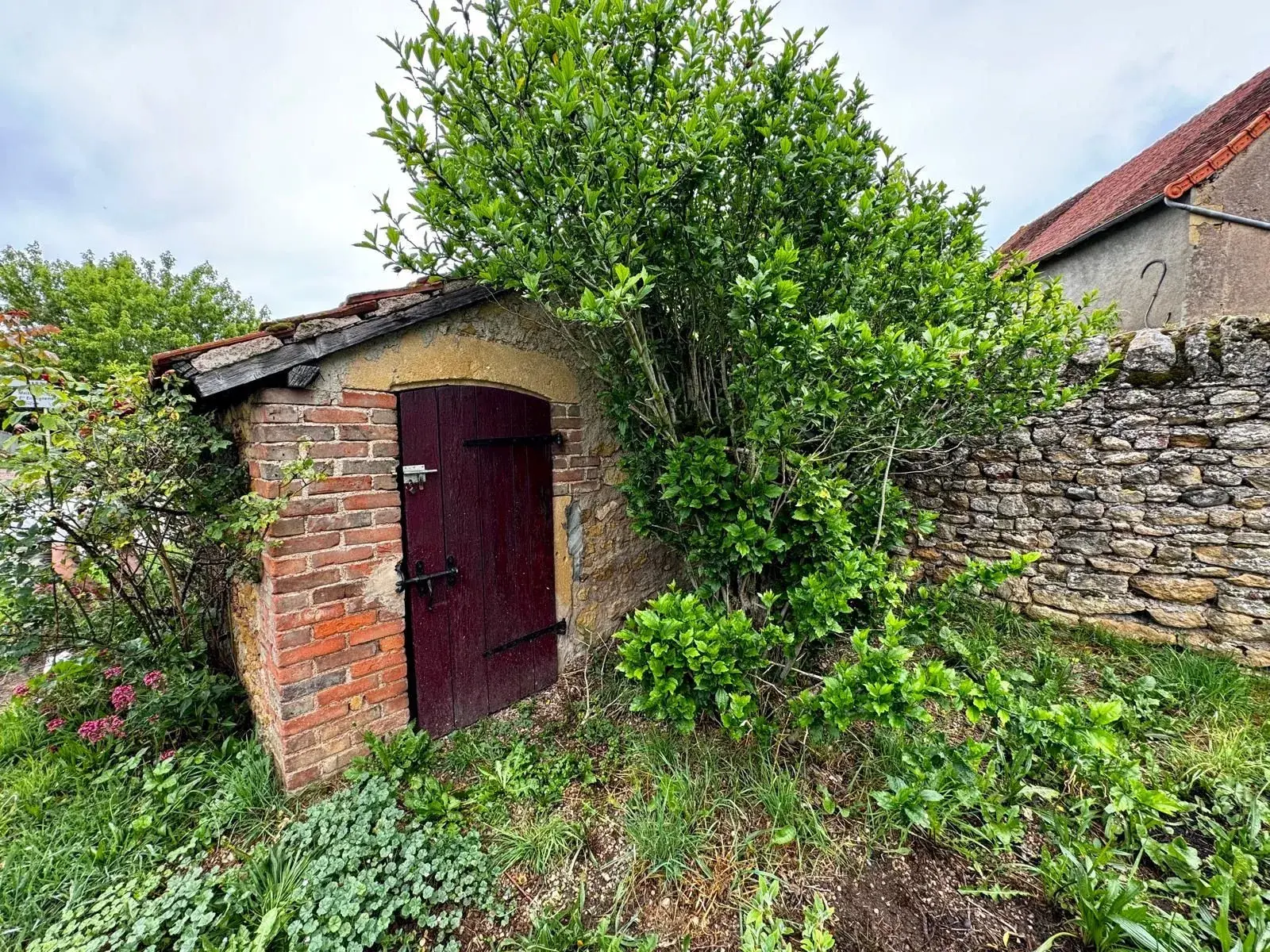Maison de campagne à vendre à Marcigny - 2 chambres, jardin et dépendances 