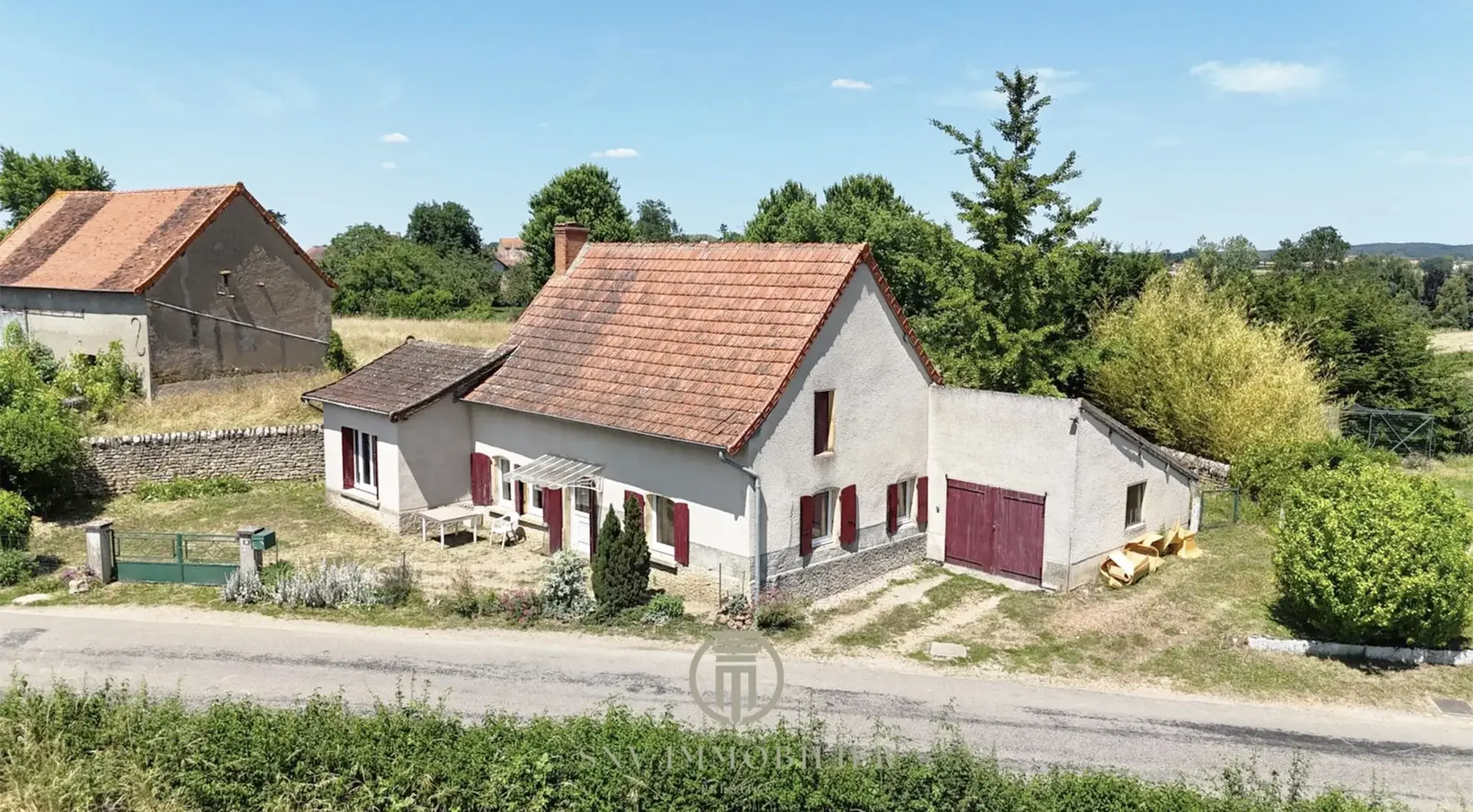 Maison de campagne à vendre à Marcigny - 2 chambres, jardin et dépendances 