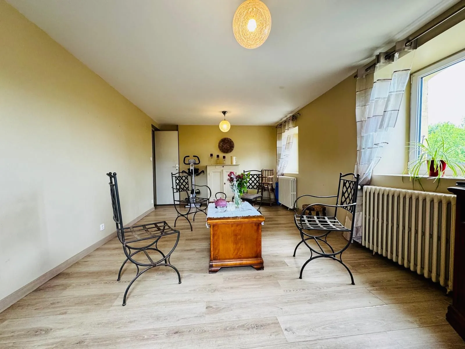 Maison de campagne à vendre à Marcigny - 2 chambres, jardin et dépendances 