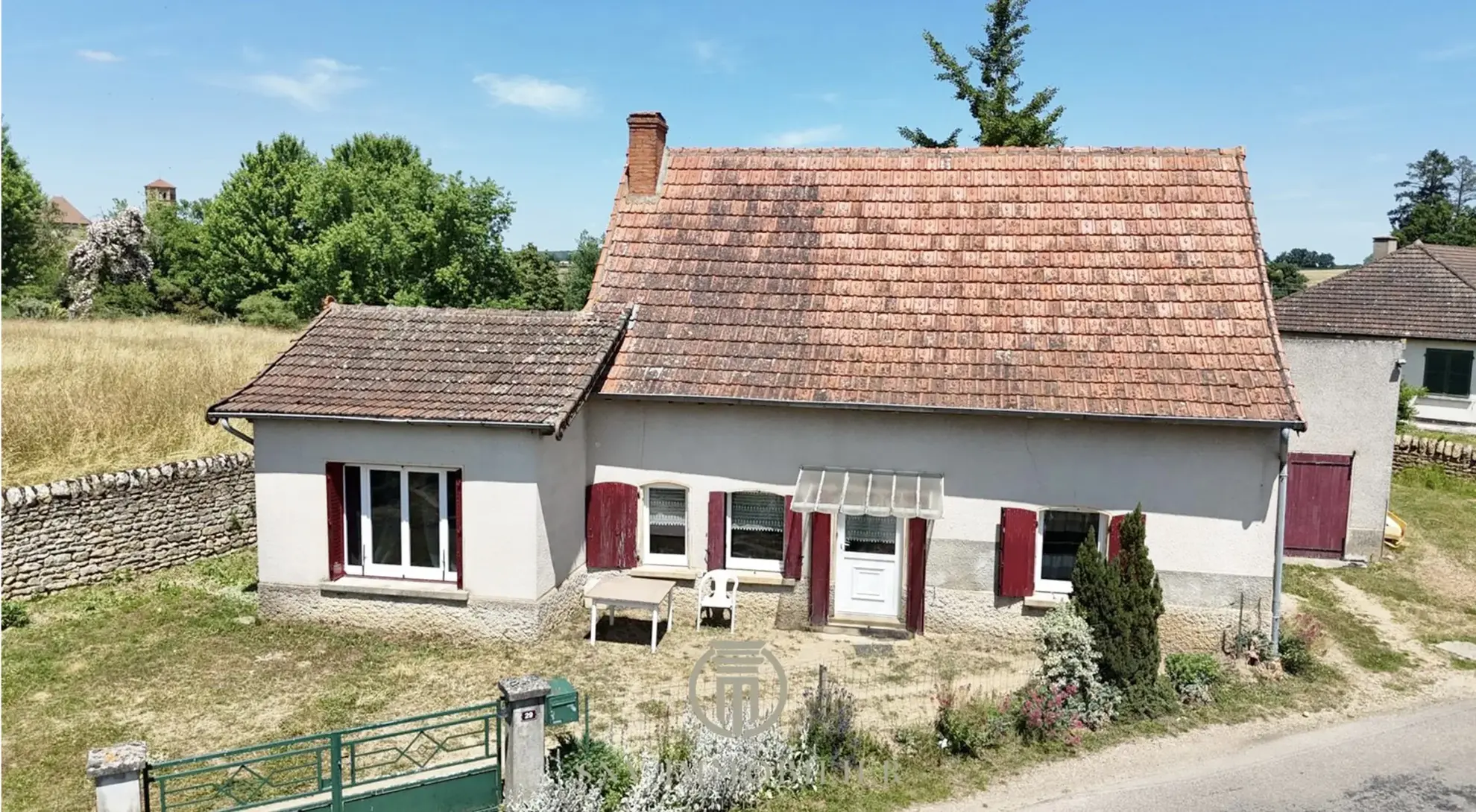 Maison de campagne à vendre à Marcigny - 2 chambres, jardin et dépendances 