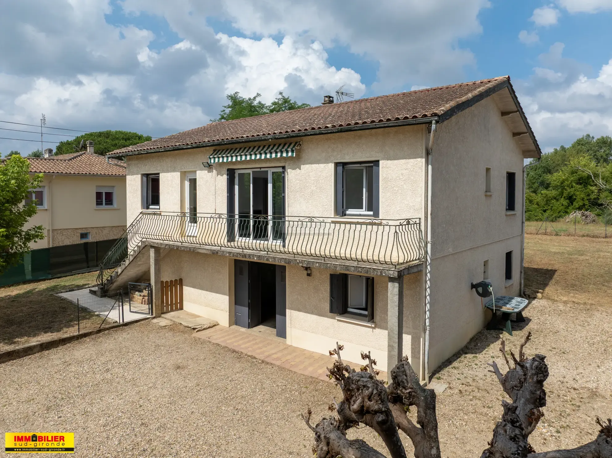Maison familiale avec piscine à Langon - 4 chambres, grand jardin, proximité écoles et commodités 