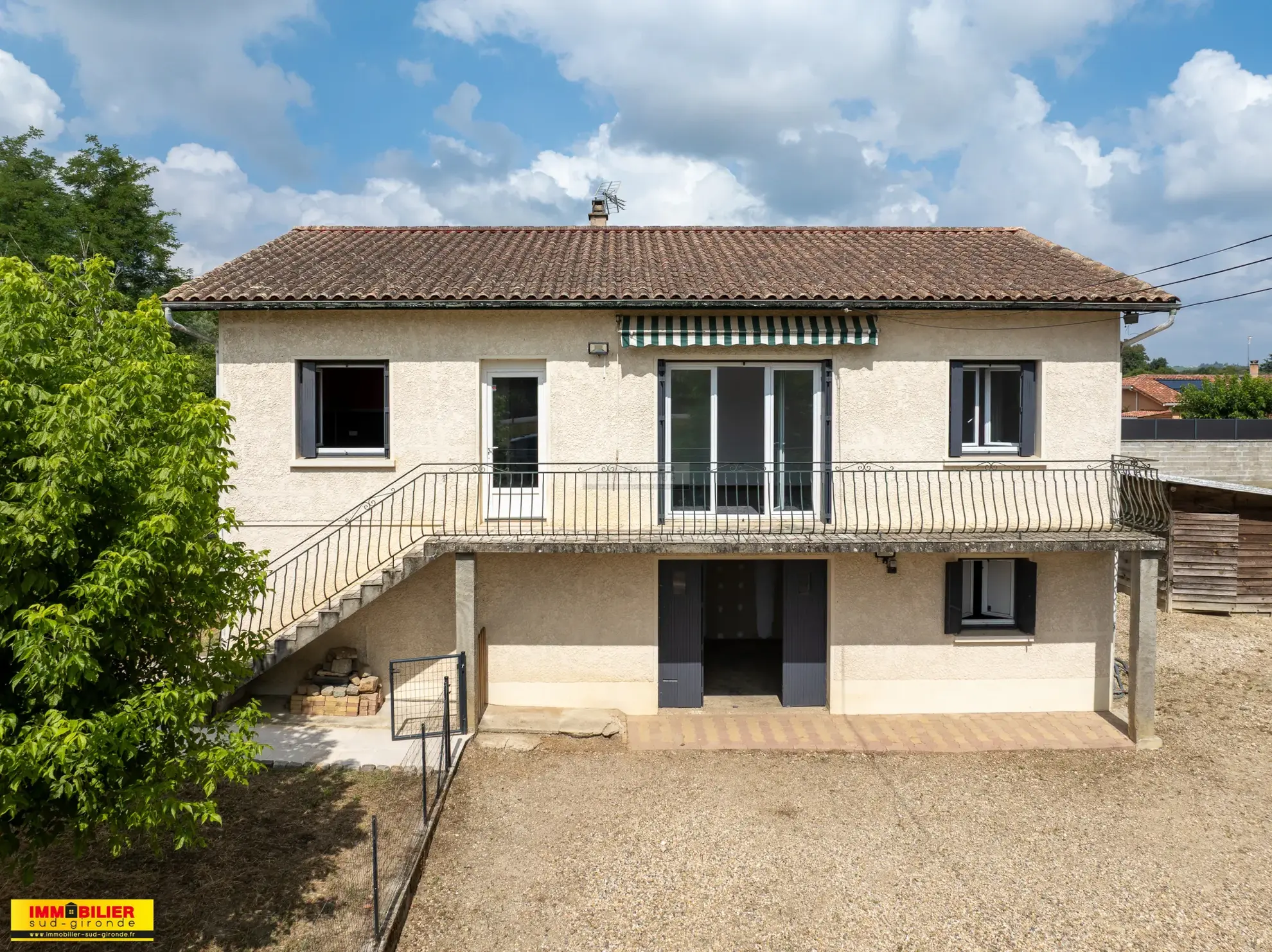 Maison familiale avec piscine à Langon - 4 chambres, grand jardin, proximité écoles et commodités 